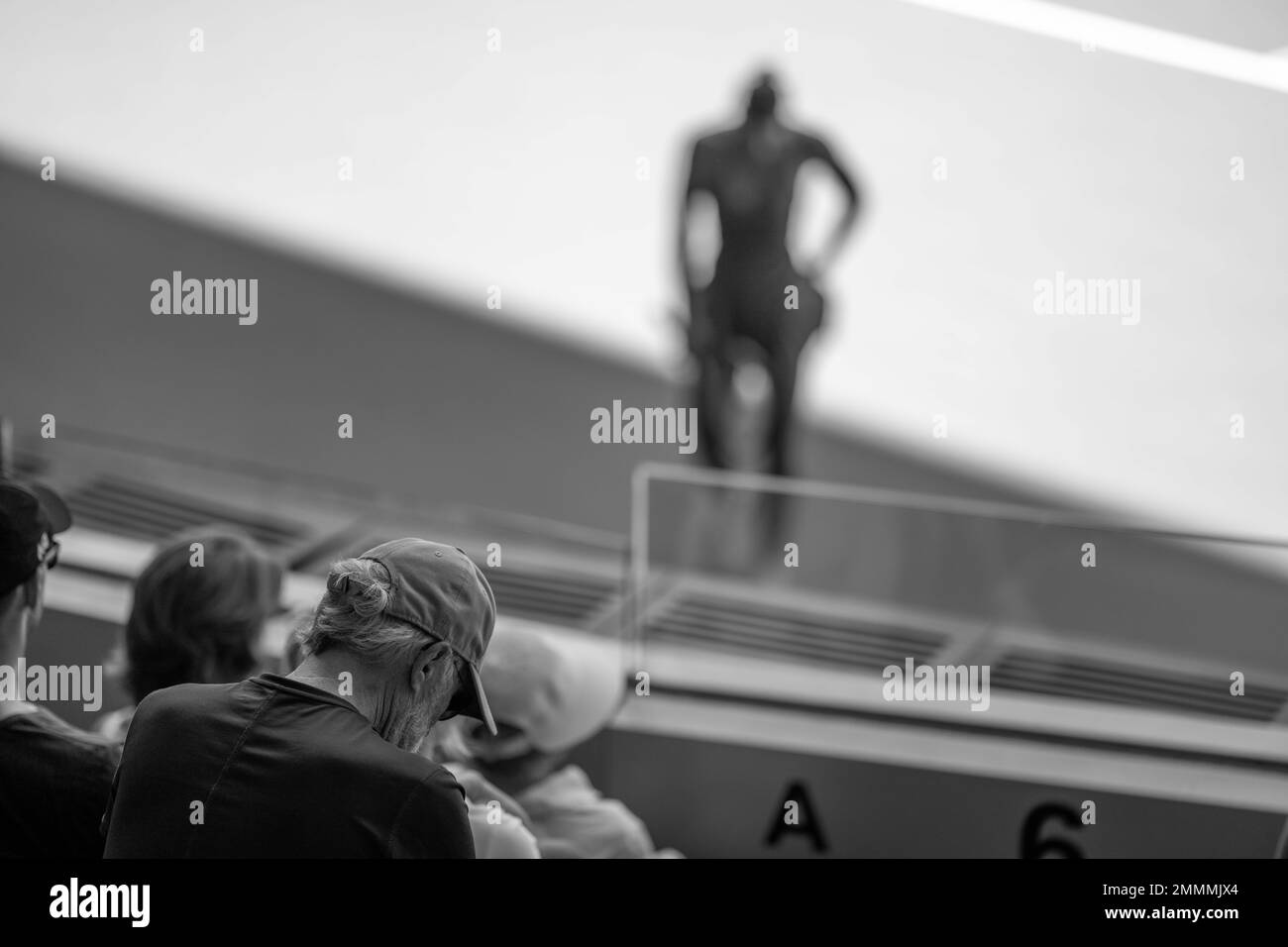 Foule regardant une athlète professionnelle joueuse de tennis sur un court lors d'un tournoi de tennis en été Banque D'Images