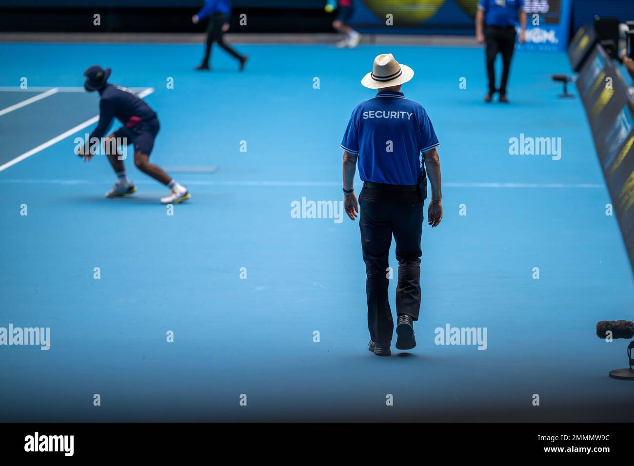 événement public avec des gardes de sécurité sur le court de tennis à melbourne, en australie, en été Banque D'Images