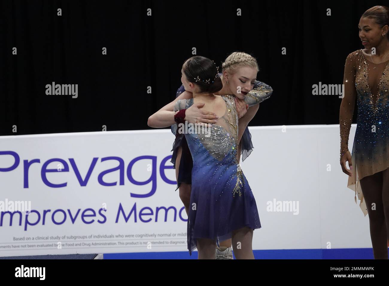 San Jose, CA, États-Unis. 27th janvier 2023. Isabeau Levito hugsBrandie Tennell après avoir remporté la médaille d'or à la finale de WomenÕs à la Toyota 2023 Championnat américain de patinage artistique crédit: Motofoto/Alamy Live News Banque D'Images