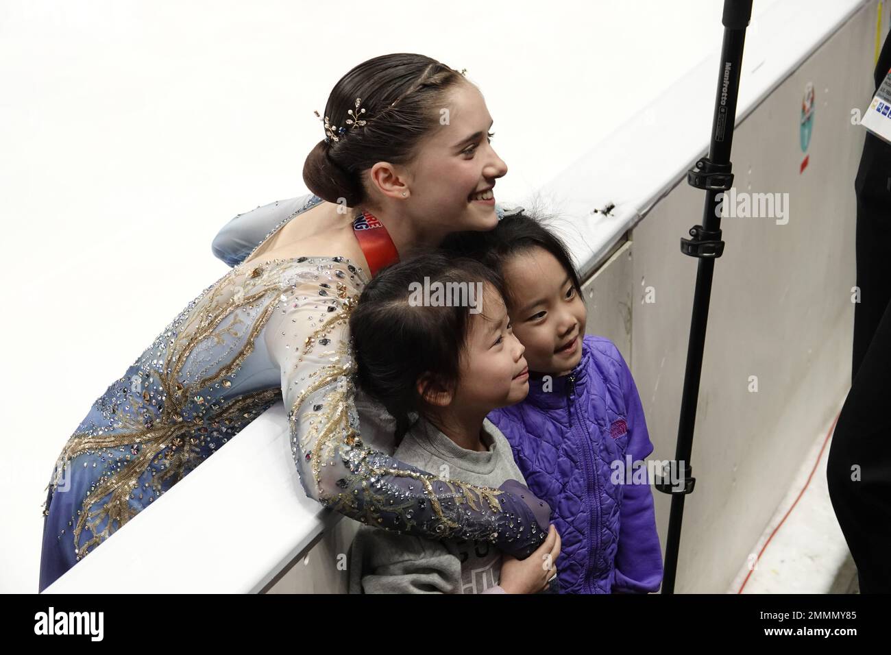 San Jose, CA, États-Unis. 27th janvier 2023. Isabeau Levito (gagnant) embrasse quelques jeunes fans après avoir gagné la finale WomenÕs à la Toyota US 2023 Championnat de patinage artistique crédit: Motofoto/Alay Live News Banque D'Images