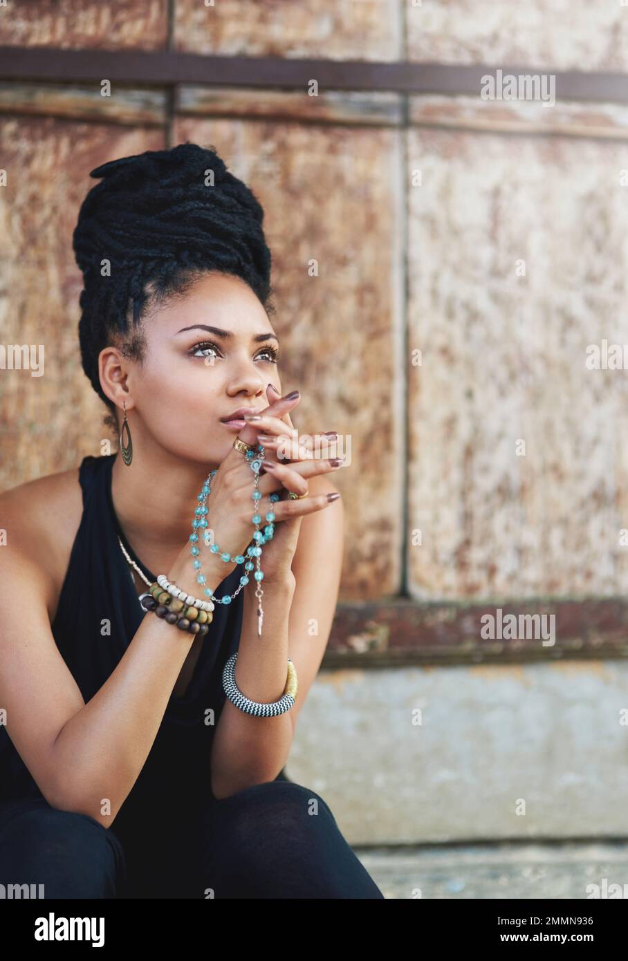 Moments de prière. une jeune femme attrayante priant avec son rosaire dehors. Banque D'Images