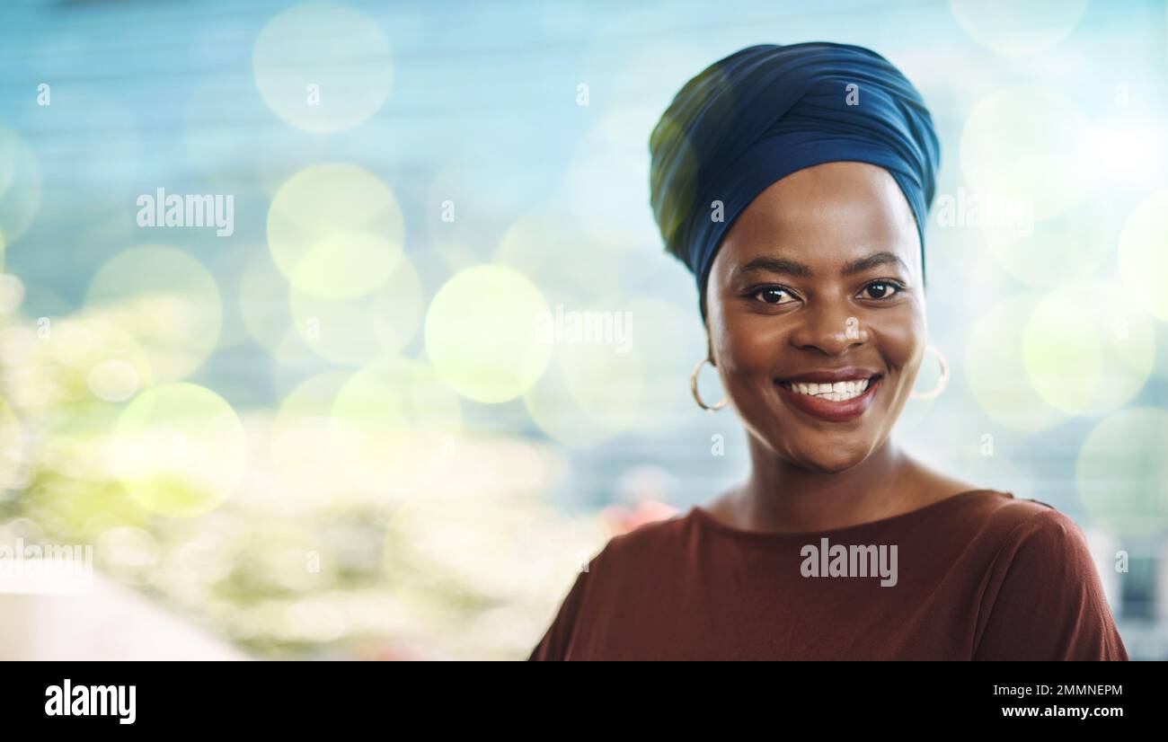 Femme noire d'entreprise, portrait et sourire avec vision, buts et motivation par arrière-plan flou. Femme Afrique pdg, chef d'entreprise et concentration avec Banque D'Images