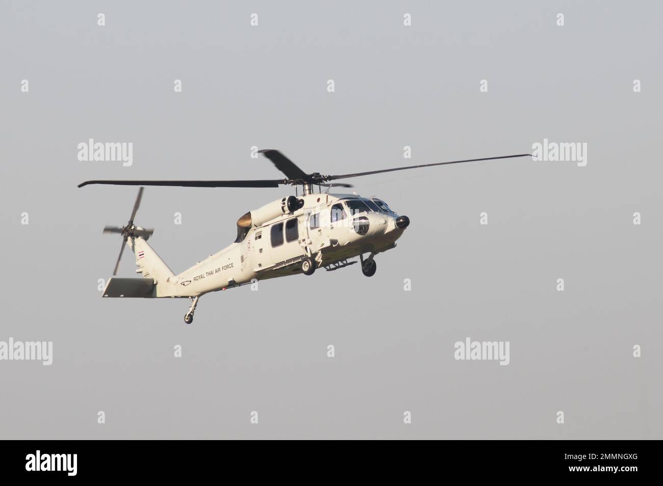 NAKHON PATHOM, THAÏLANDE - 14 janvier 2023 : hélicoptère militaire Sikorsky Blackhawk S-70i de la Royal Thai Air Force passe de vol au-dessus du lieu de national Banque D'Images