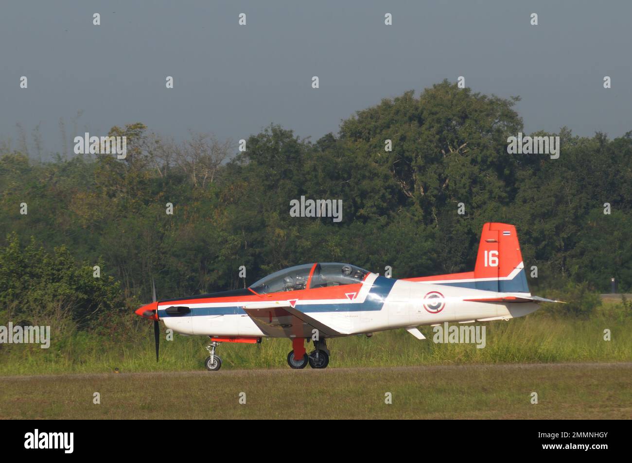 NAKHON PATHOM, THAÏLANDE - 14 janvier 2023 : Pilatus de la Force aérienne thaïlandaise PC-9 avion de train de roulement sur la piste à l'école d'aviation de Kamphaeng Saen Banque D'Images