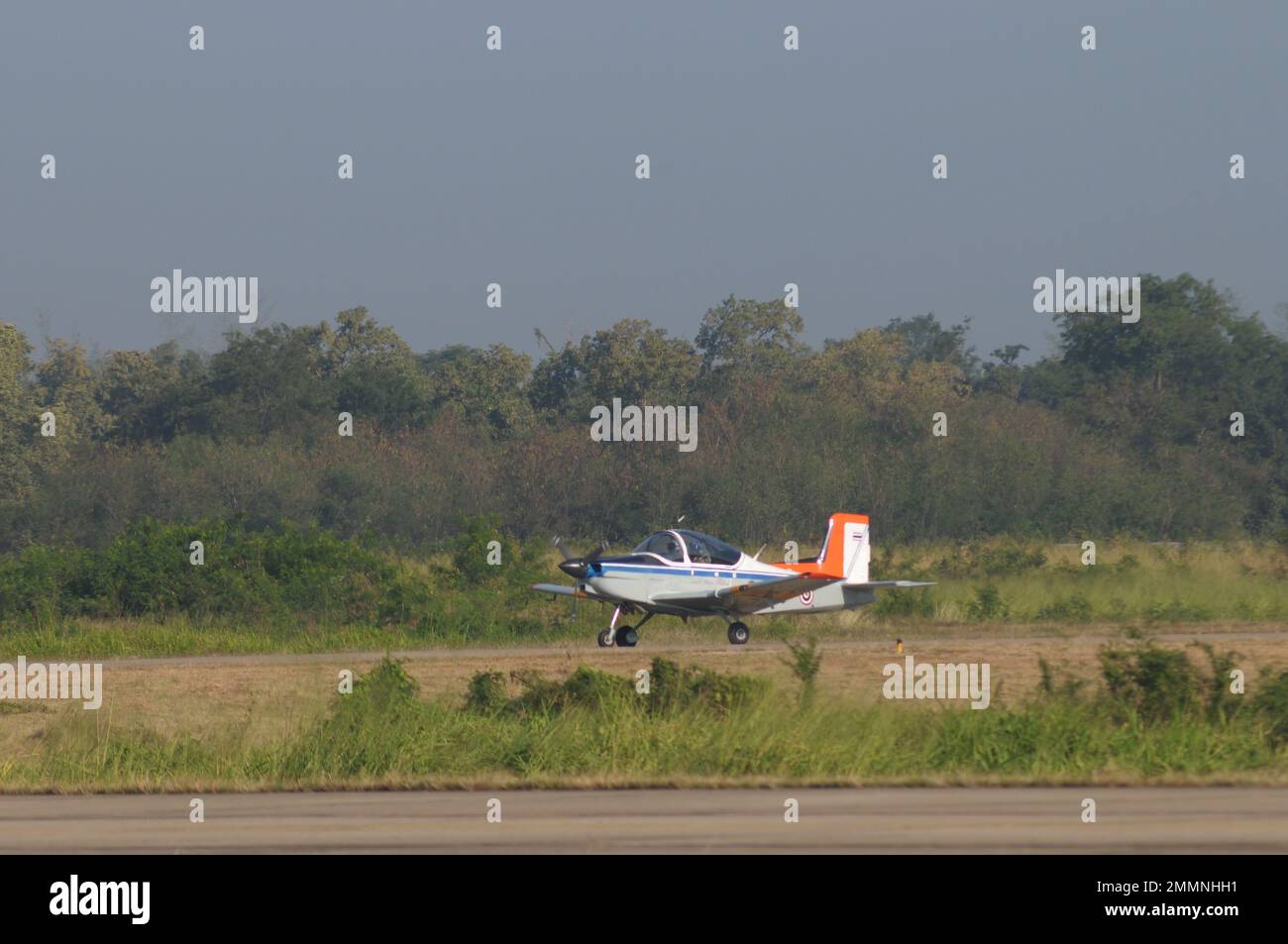 NAKHON PATHOM, THAÏLANDE - 14 janvier 2023 : Pilatus de la Force aérienne thaïlandaise PC-9 avion de train de roulement sur la piste à l'école d'aviation de Kamphaeng Saen Banque D'Images