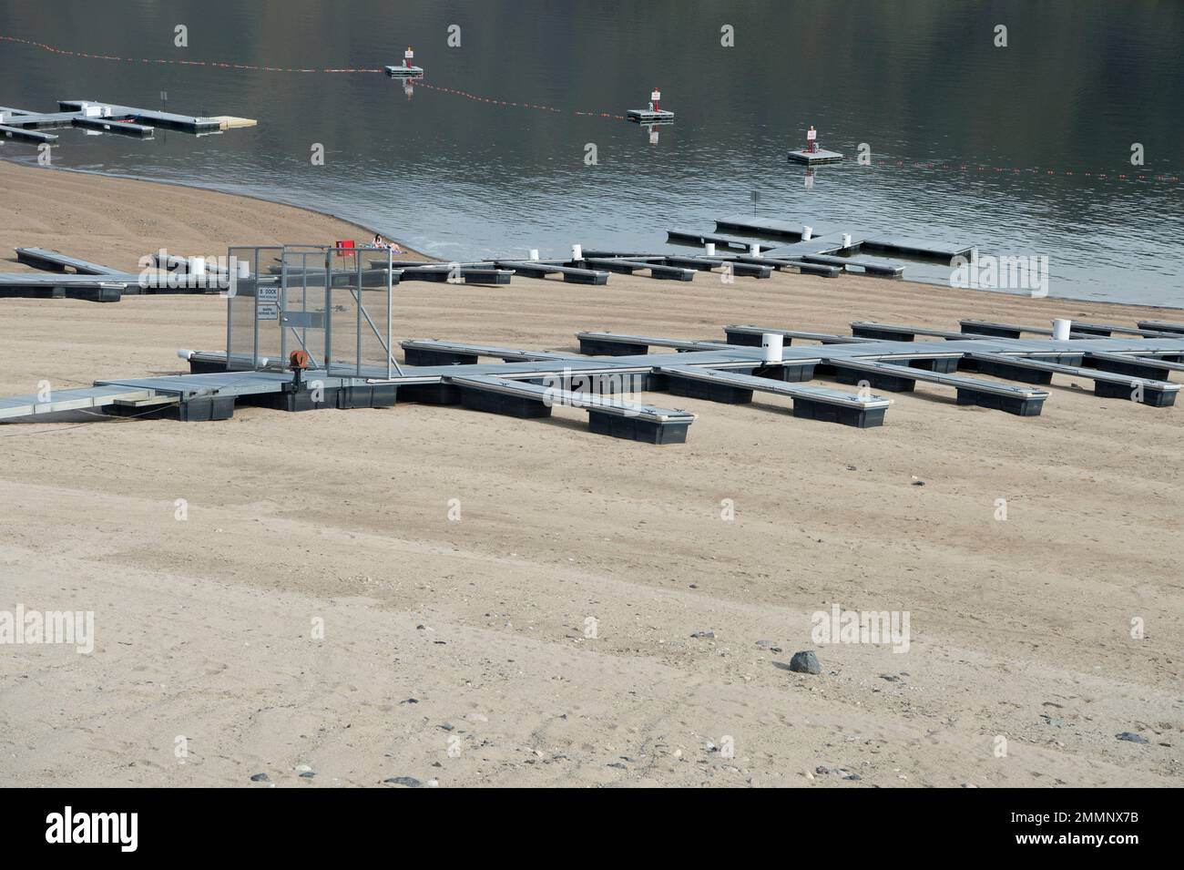 Lac Lucky Peak (réservoir) sur le bassin de la rivière Boise, dans le sud-ouest de l'Idaho, à un niveau extrêmement bas (capacité de 50 %) au début d'avril, au début de l'irrigation Banque D'Images