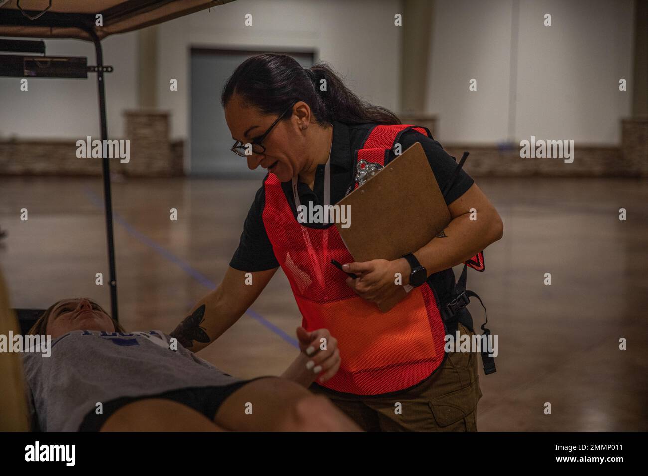 Le capitaine Vanessa Weaver, chirurgien adjoint de la Garde nationale de l'armée de l'Oklahoma, évalue une victime simulée lors d'un événement régional de formation au système de services médicaux d'urgence au centre d'événements de Choctaw à durant, Oklahoma, 21 septembre 2022. (Photo de la Garde nationale de l'Oklahoma par le Sgt. Reece Heck) Banque D'Images