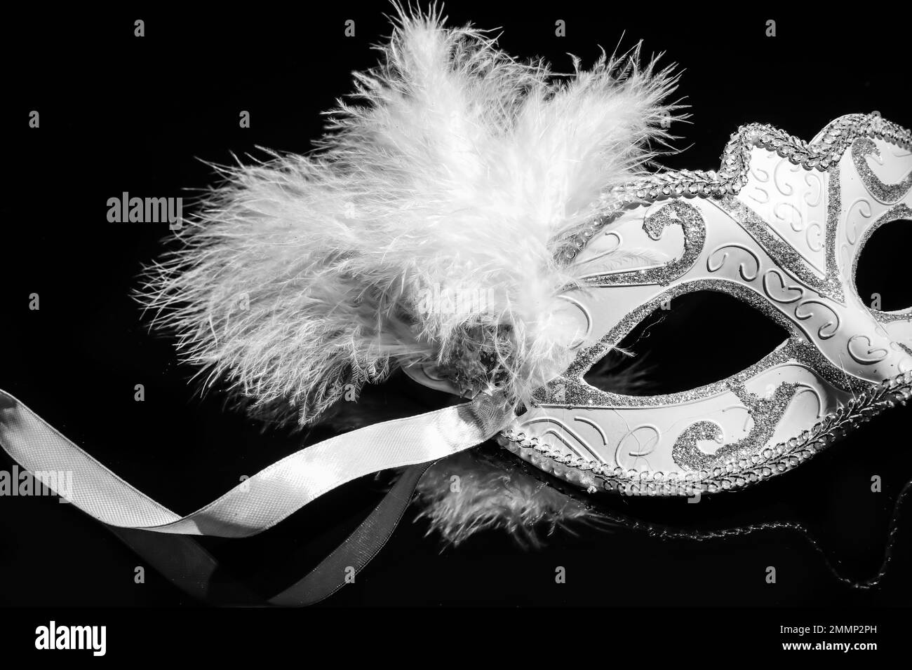 Masque de carnaval pour la fête de Mardi gras sur fond sombre, gros plan Banque D'Images