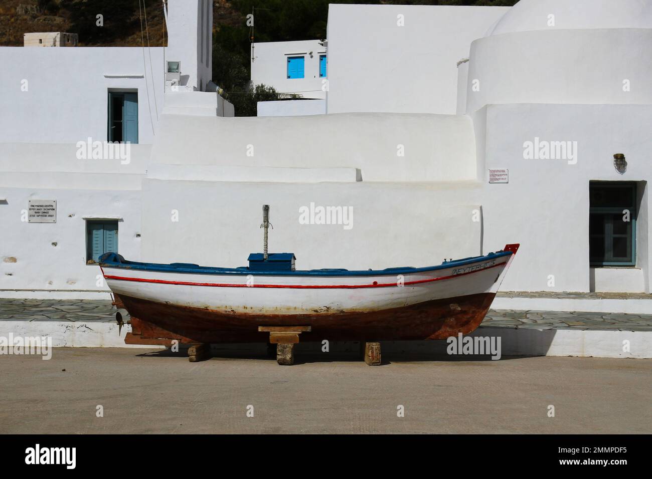 Bateau blanc en face du bâtiment blanc - île grecque Banque D'Images