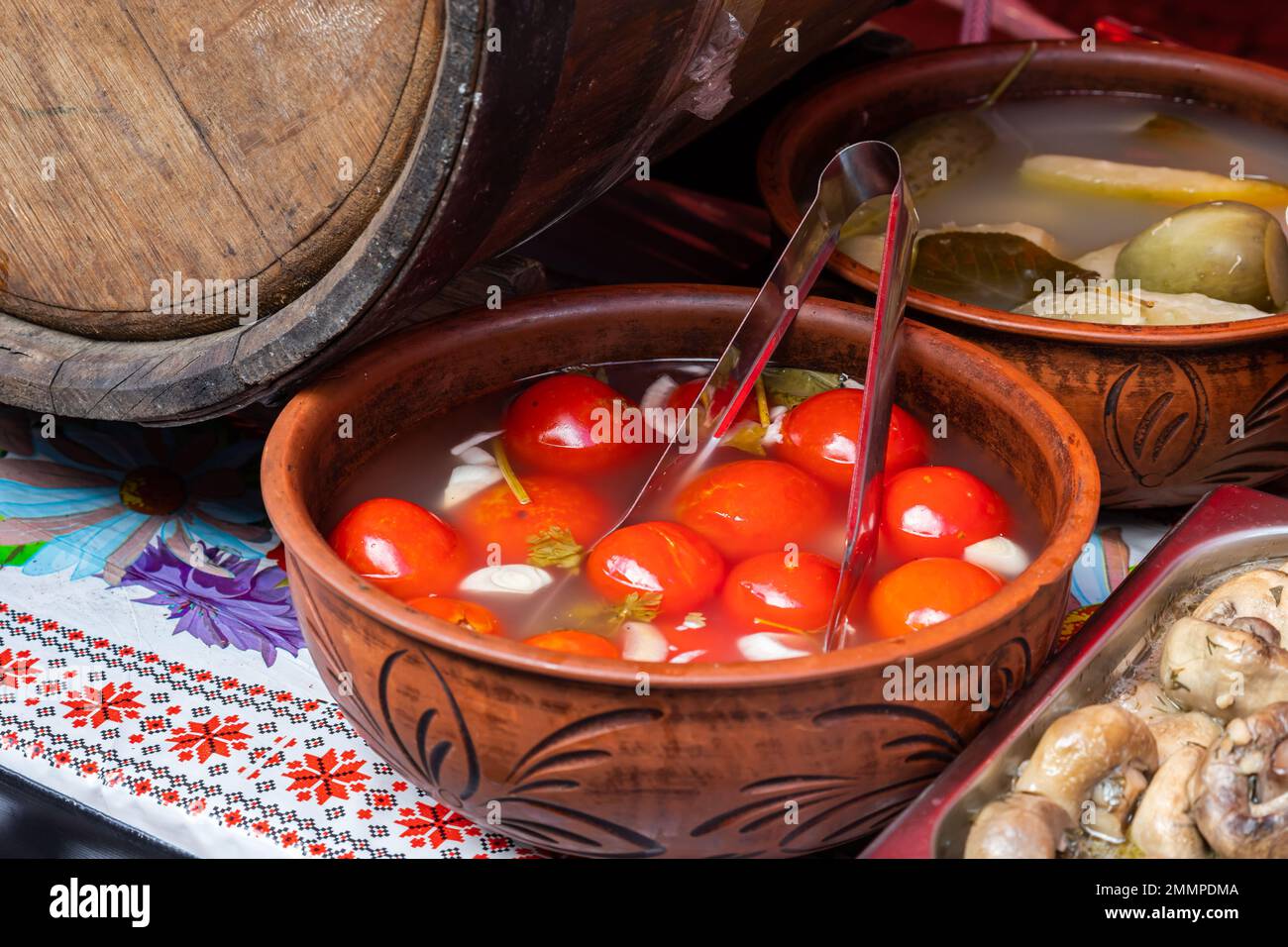 Tomates salées sur une plaque de céramique brune. Banque D'Images