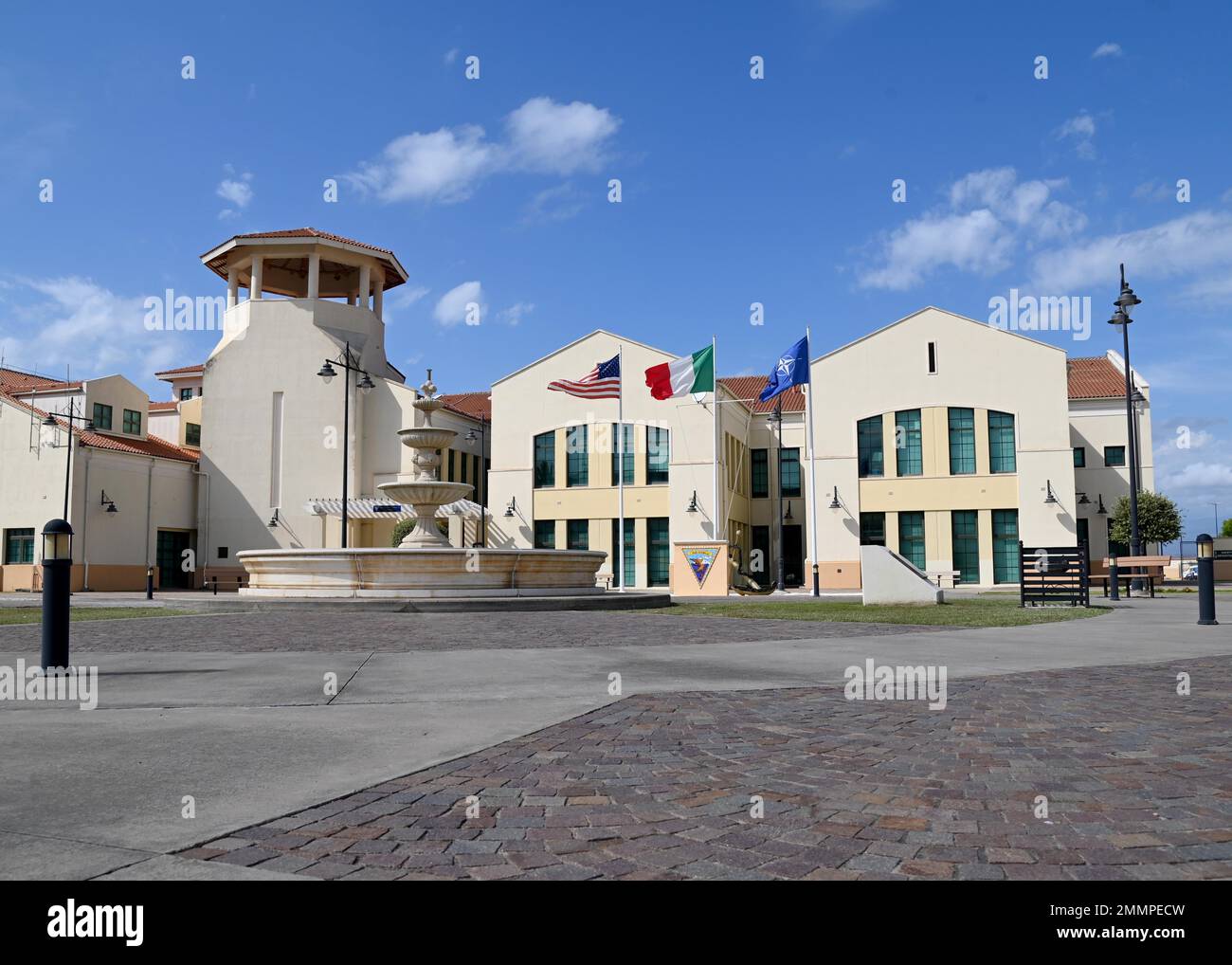 220921-N-OX321-2011 STATION NAVALE AÉRIENNE DE SIGONELLA, ITALIE (SEPT 21, 2022) vue de l'édifice du quartier général de la Station aérienne navale de Sigonella, 21 septembre 2022. L’emplacement stratégique de NAS Sigonella permet aux forces américaines, alliées et des pays partenaires de se déployer et de réagir au besoin, assurant la sécurité et la stabilité en Europe, en Afrique et au Commandement central. Banque D'Images