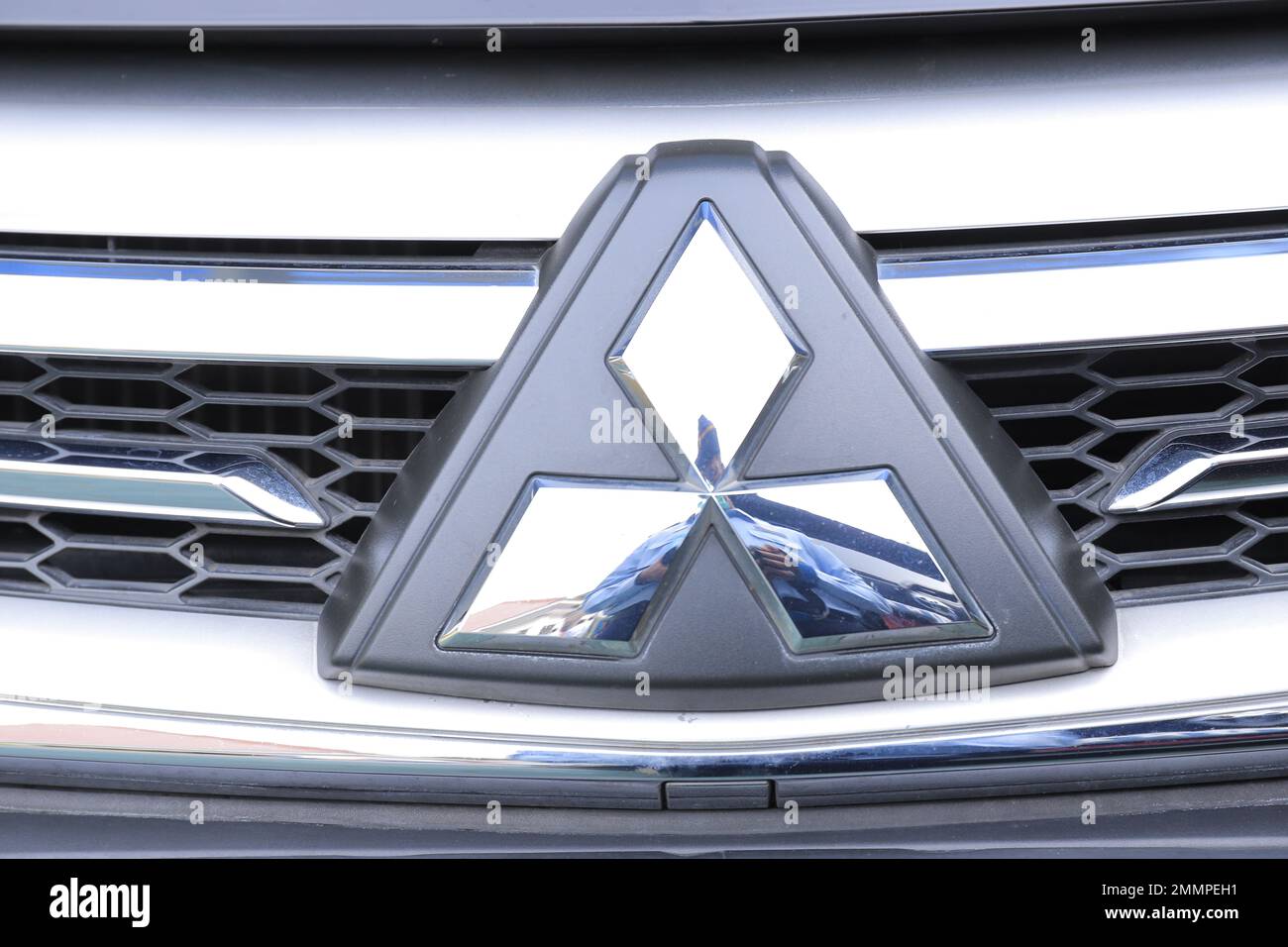 Logo Mitsubishi sur une voiture Banque D'Images