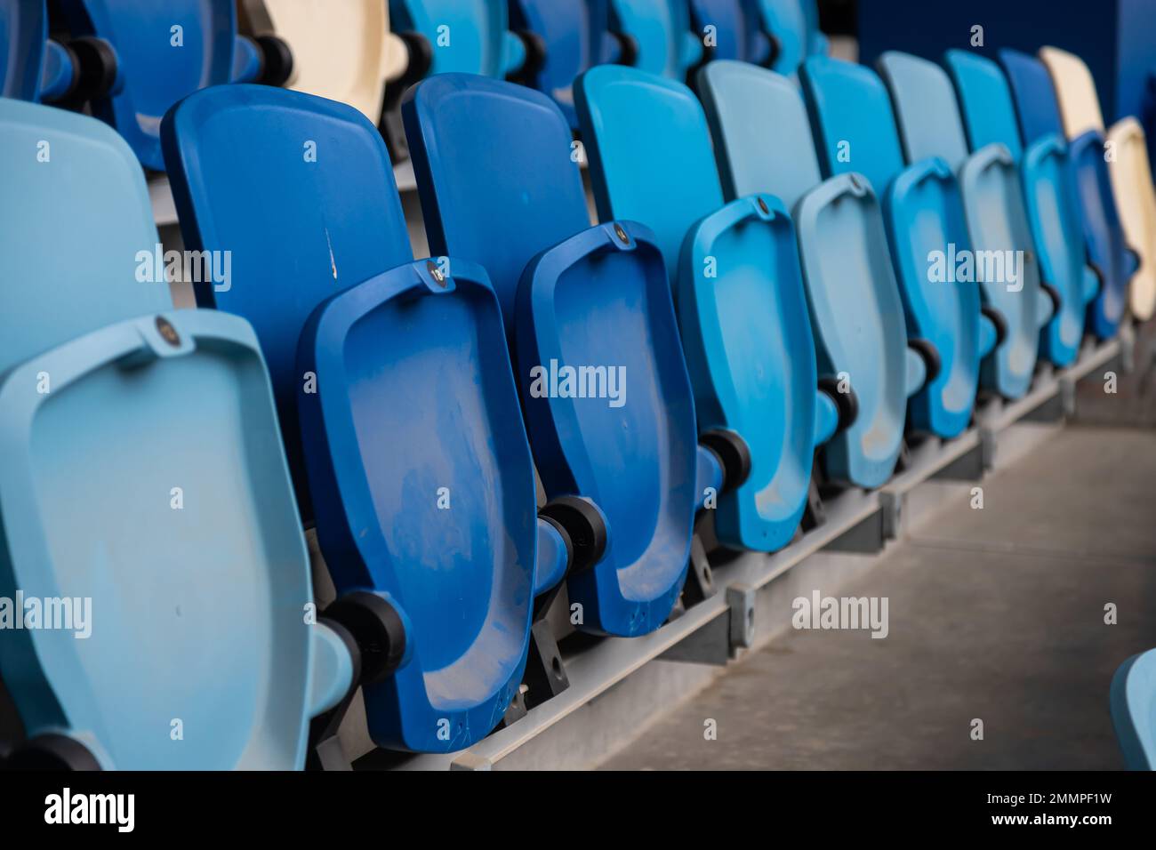 videz les sièges colorés sur les banquettes du stade. Banque D'Images