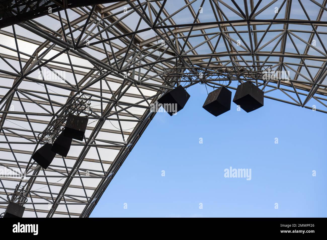 Lumières et haut-parleurs du stade de sport, toit du stade de football . Banque D'Images