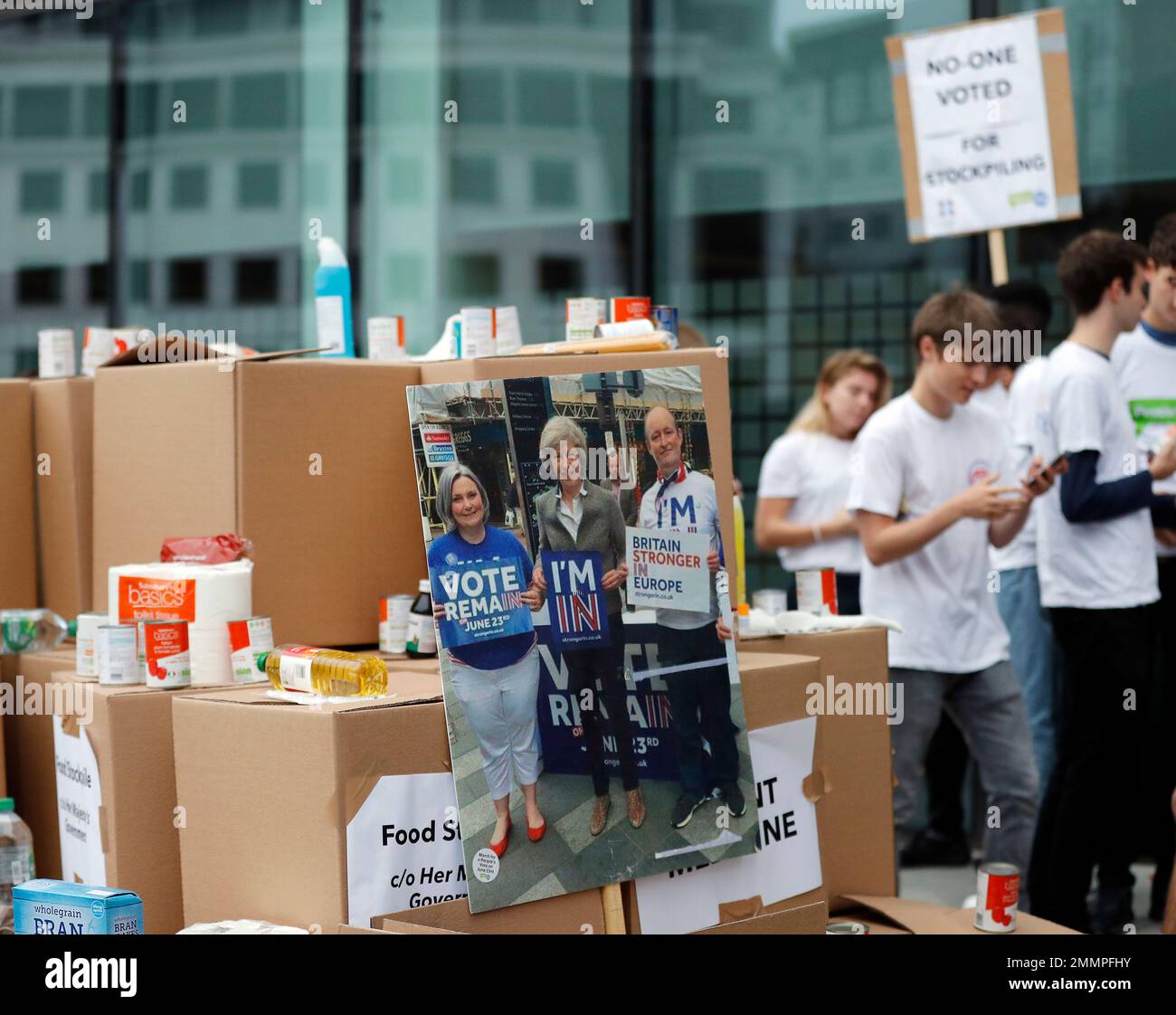Anti Brexit activists protest as they deliver a pile of medical supplies in boxes, with a picture of Prime Minister Theresa May at centre, to the Department of Health and Social Care in London, Wednesday, Aug. 22, 2018. Our Future, Our Choice (OFOC) Pro EU campaign group wants to get its message to the public surrounding the predicted costs of Britain's "No Deal Hard Brexit", exit from the European Union. (AP Photo/Frank Augstein) Banque D'Images