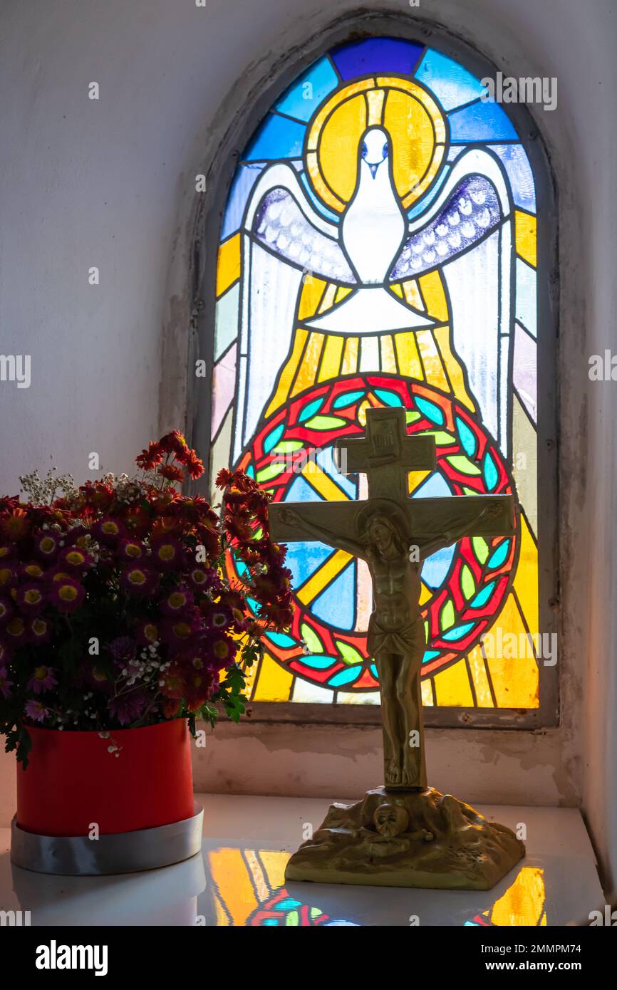 Jésus christ sur la croix avec le fond de mur dans l'église catholique. Banque D'Images