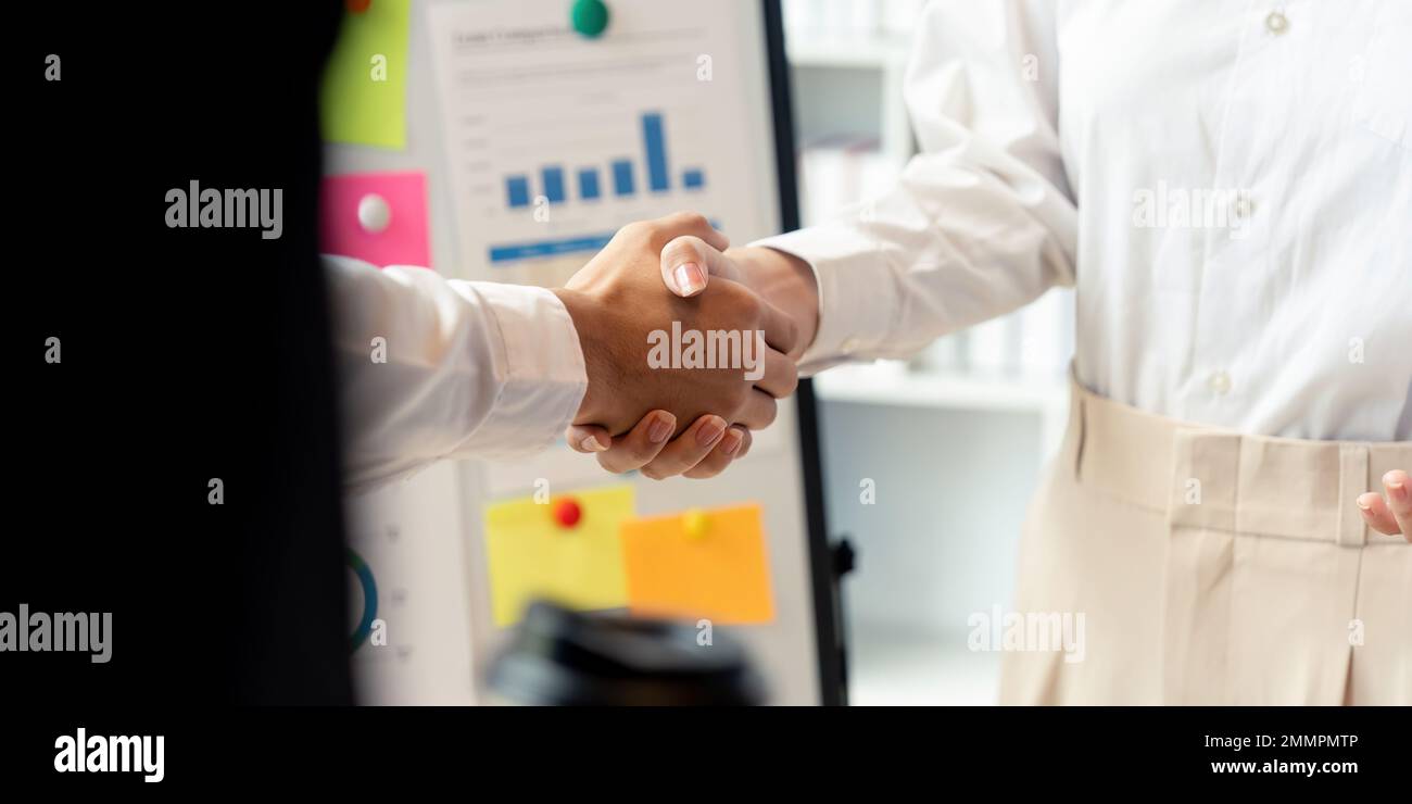 Poignée de main d'affaires pour le travail d'équipe de fusion et d'acquisition d'affaires, négociation réussie, poignée de main, deux hommes d'affaires secouer la main avec le partenaire à Banque D'Images