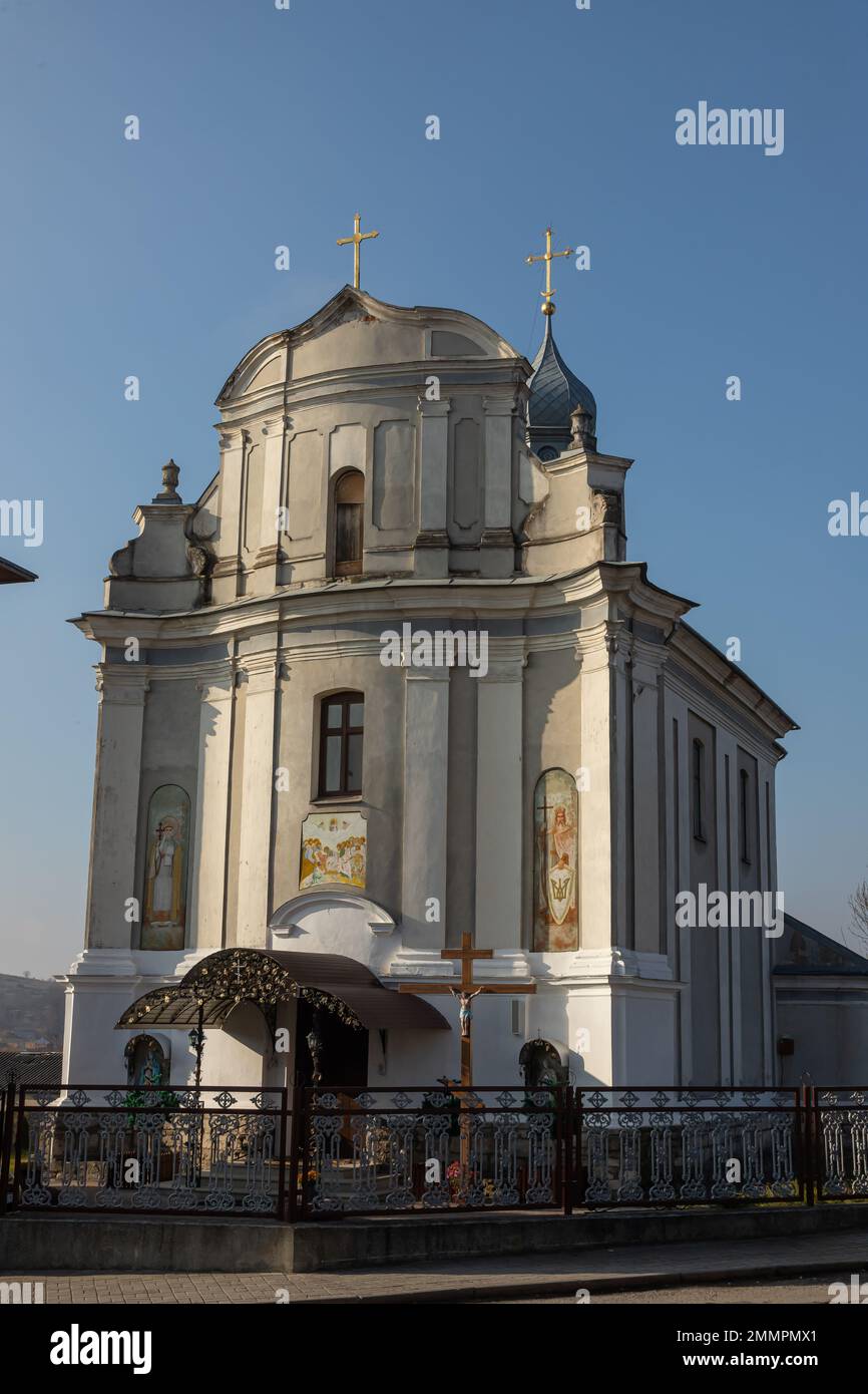 Église Sainte-Assomption, 1755, ancienne église-monastère de Trynitarskyy dans la ville de Zbarazh, oblast de Ternopil ou province, située dans la région historique de la Galice Banque D'Images