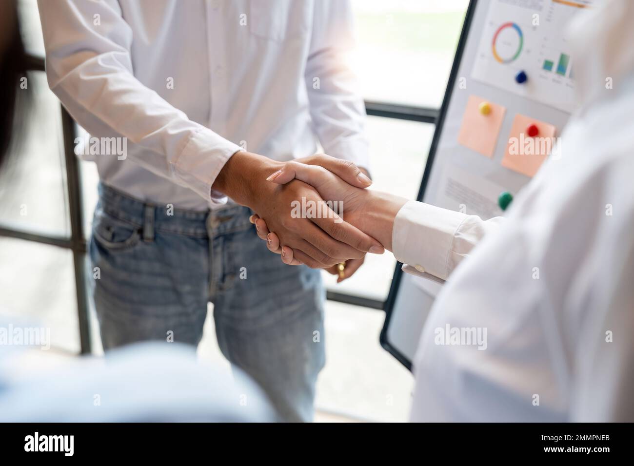 Poignée de main d'affaires pour le travail d'équipe de fusion et d'acquisition d'affaires, négociation réussie, poignée de main, deux hommes d'affaires secouer la main avec le partenaire à Banque D'Images