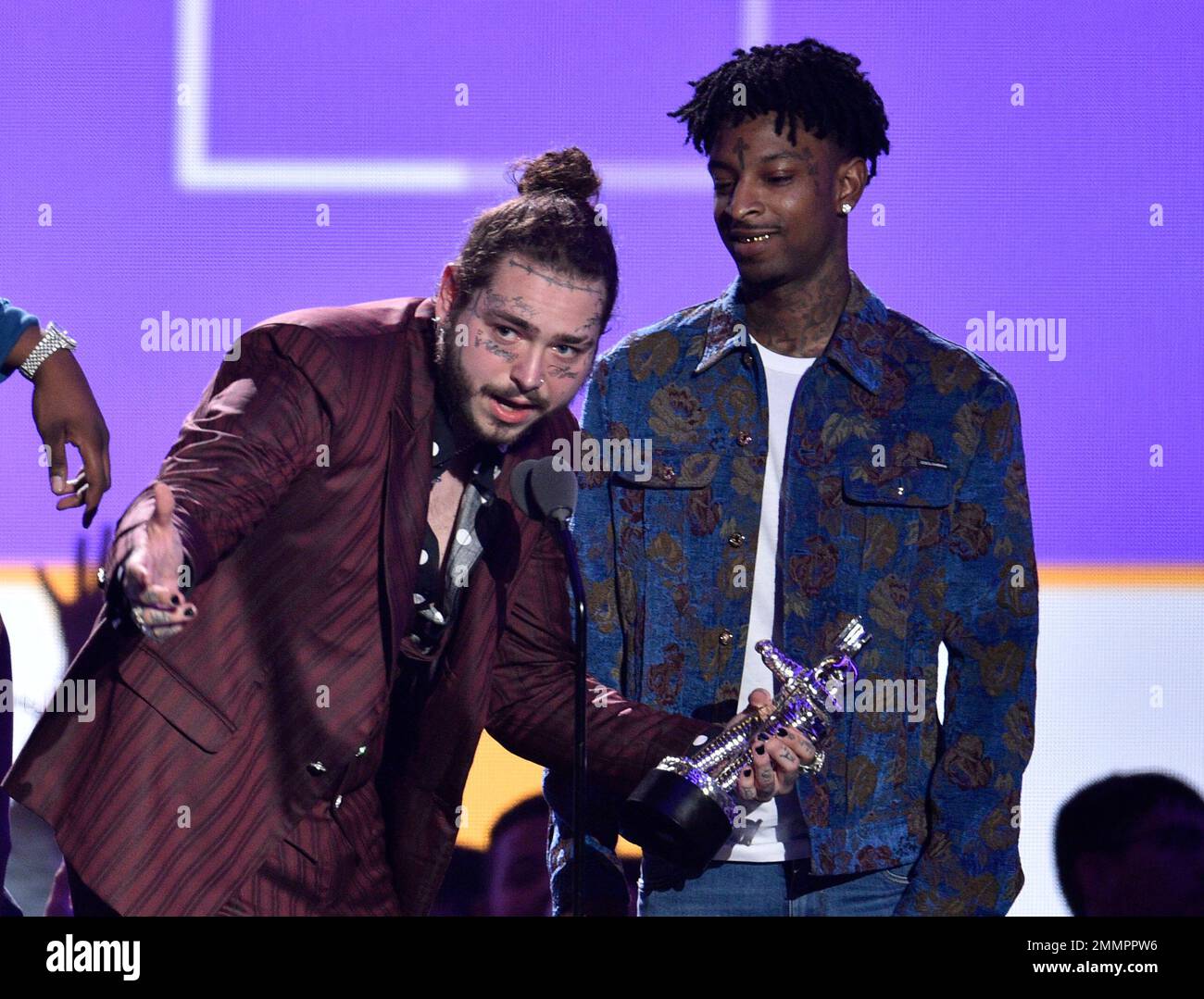 Post Malone, left, and 21 Savage accept the award for song of the year for "Rockstar" at the MTV Video Music Awards at Radio City Music Hall on Monday, Aug. 20, 2018, in New York. (Photo by Chris Pizzello/Invision/AP) Banque D'Images