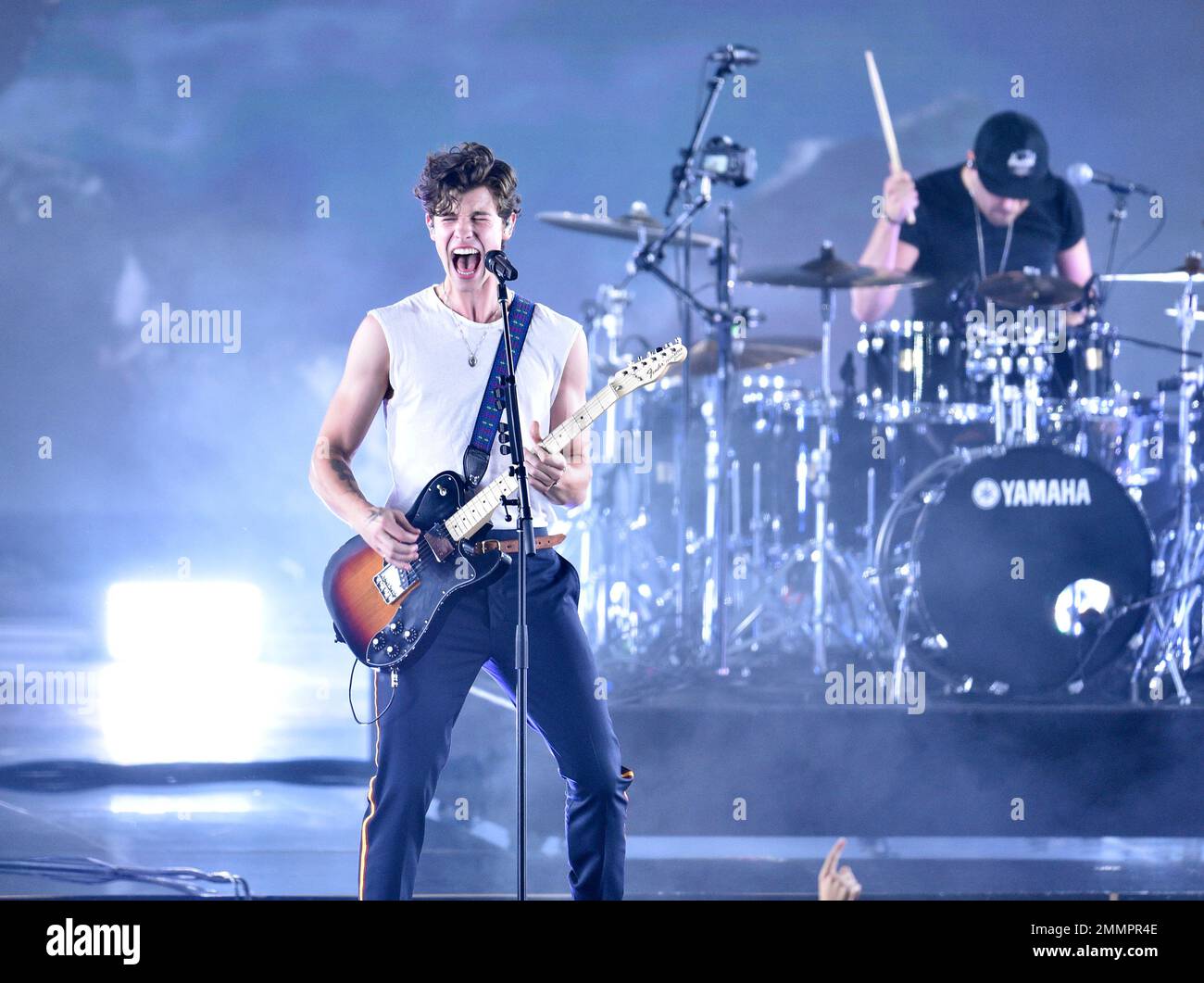 Shawn Mendes performs "In My Blood" onstage at the MTV Video Music Awards at Radio City Music Hall on Monday, Aug. 20, 2018, in New York. (Photo by Chris Pizzello/Invision/AP) Banque D'Images