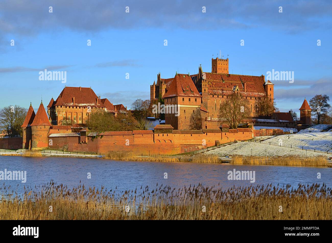 Château de Malbork dans la région de Pomerania en Pologne. Patrimoine mondial de l'UNESCO. Forteresse des chevaliers teutoniques également connue sous le nom de Marienburg. Rivière Nogat Banque D'Images