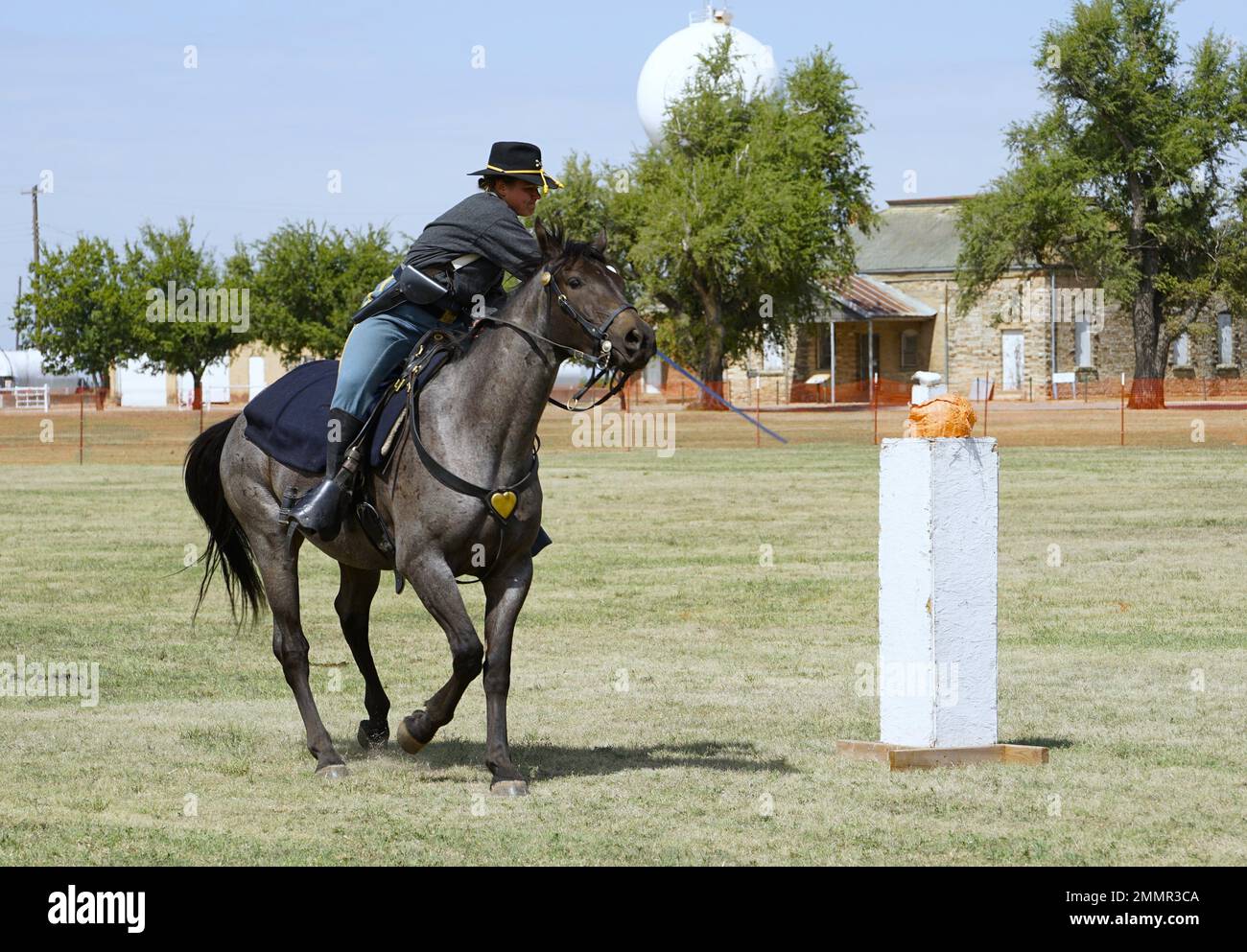 Lydia Hickle, Soldat de la garde des couleurs de fort Carson Mountain (FCMCG), balance son sabre pour frapper un sac de sable tout en faisant son cheval, PFC. Blue Duck, lors de la partie en sabre montée du Concours national de cavalerie 2022 sur le site historique de fort Reno à El Reno, en Oklahoma, le 22 septembre 2022. Le Concours national de cavalerie 2022 sera la première fois que cette équipe du GCMFC sera en compétition au niveau national. Banque D'Images