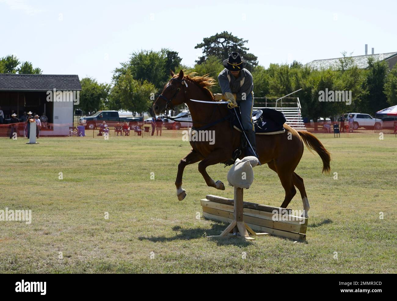 Le Sgt Vincent Aquino, un soldat de la Garde couleur de fort Carson Mountain (FCMCG), et son cheval, le Sgt SLIM, frappent un mannequin lors de la partie en sabre montée du Concours national de cavalerie 2022 sur le site historique de fort Reno à El Reno, en Oklahoma, le 22 septembre 2022. Le Concours national de cavalerie 2022 sera la première fois que cette équipe du GCMFC sera en compétition au niveau national. Banque D'Images