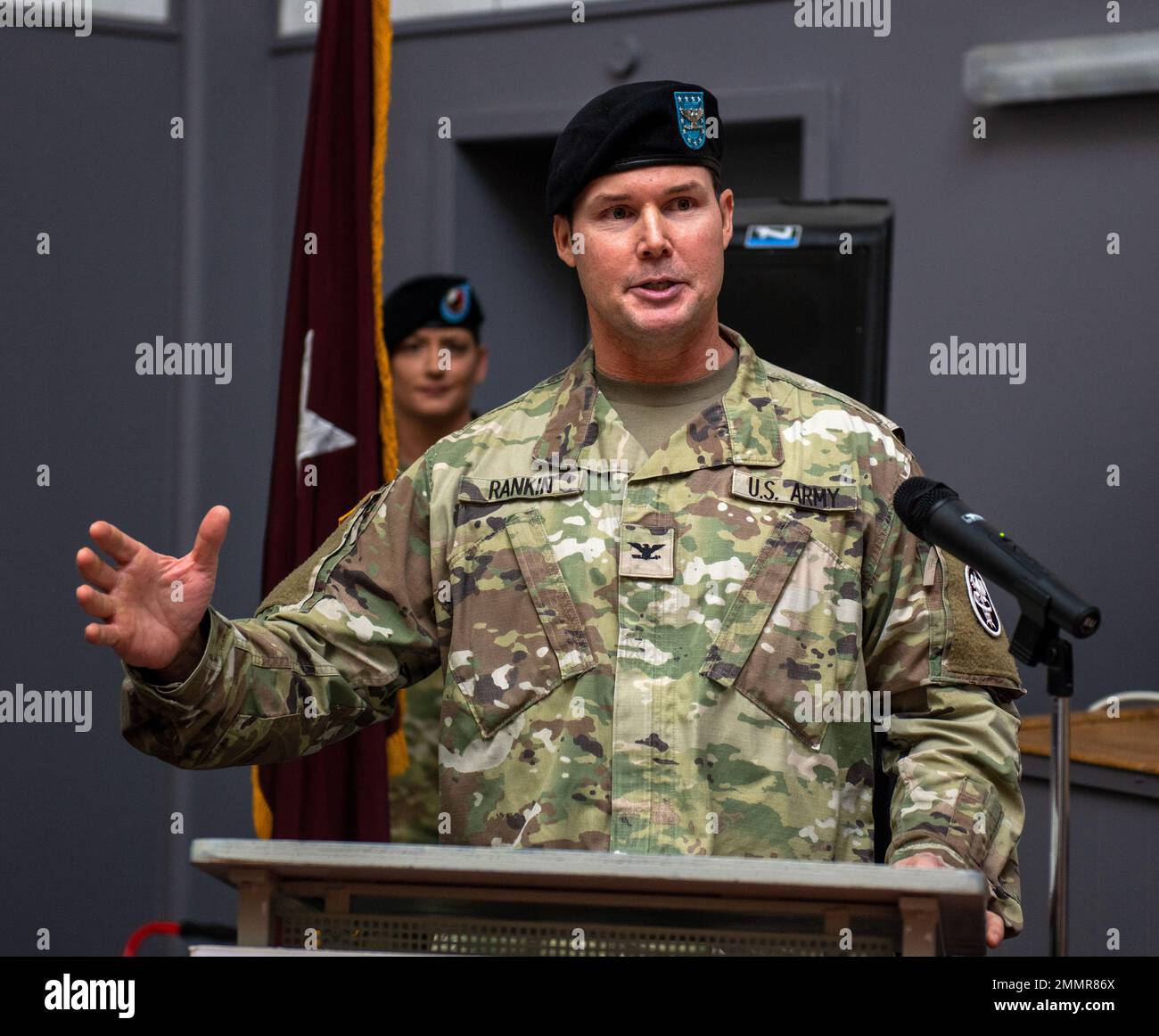 Le colonel Scott J. Rankin, commandant du Commandement de la santé dentaire en Europe, s'adresse au public lors d'une cérémonie d'accession au commandement à Sembach, en Allemagne, le 22 septembre 2022. Le DHCE supervise les fonctions de commandement et de contrôle de trois activités de santé dentaire situées dans toute l'Europe. Banque D'Images