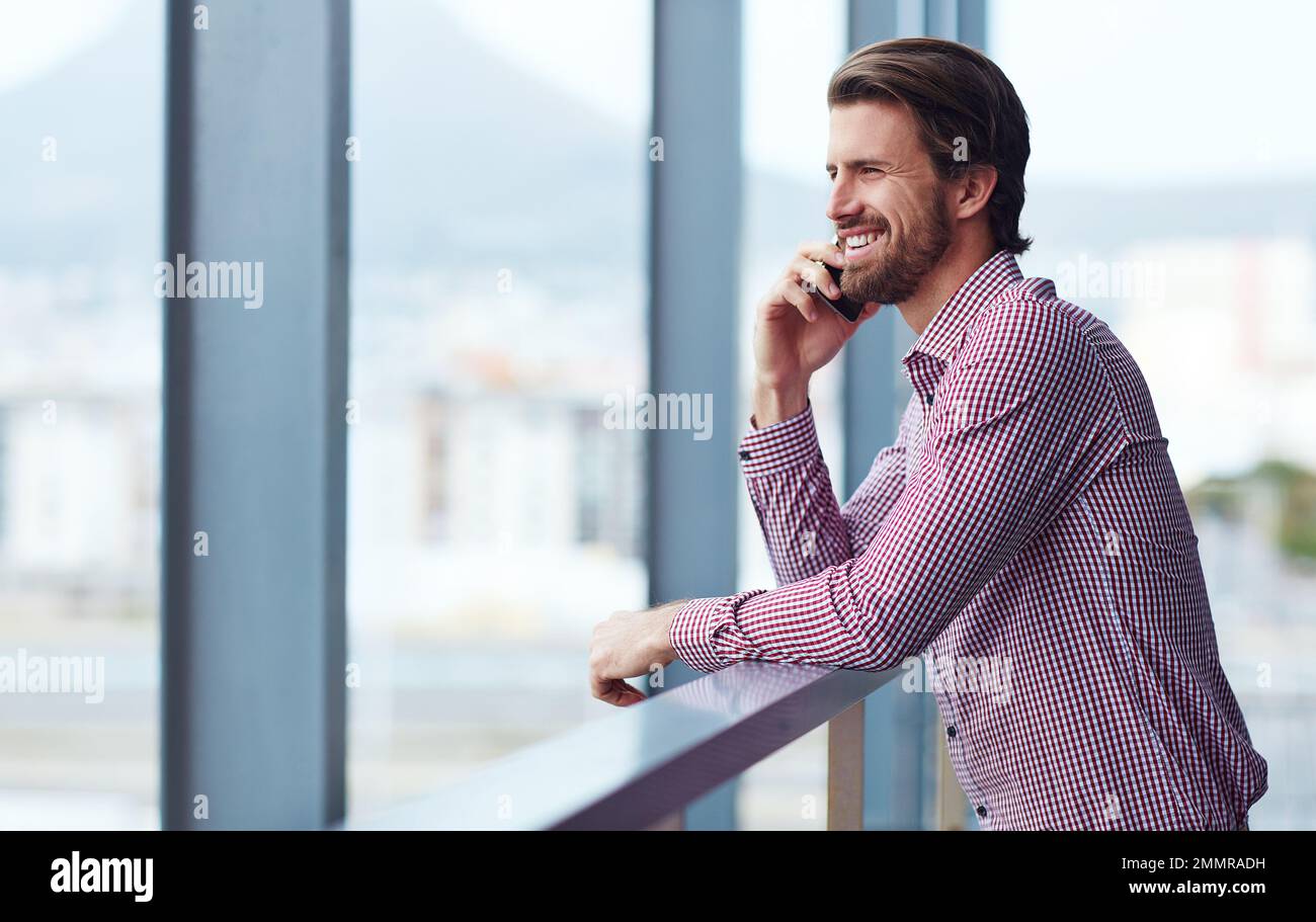 Réseau mobile. un jeune homme d'affaires parlant au téléphone à l'extérieur d'un immeuble de bureaux. Banque D'Images
