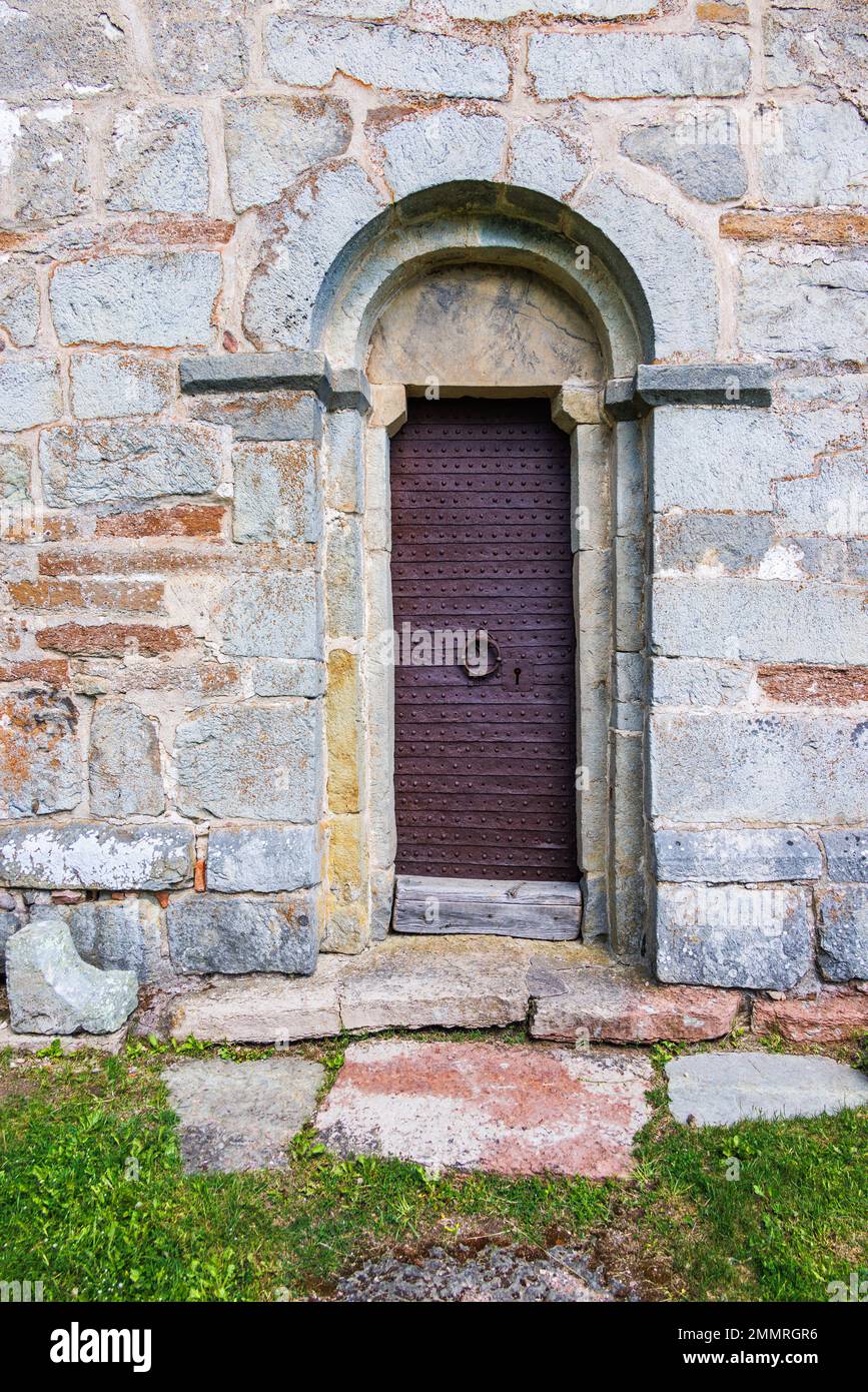 Porte d'une ancienne église médiévale Banque D'Images
