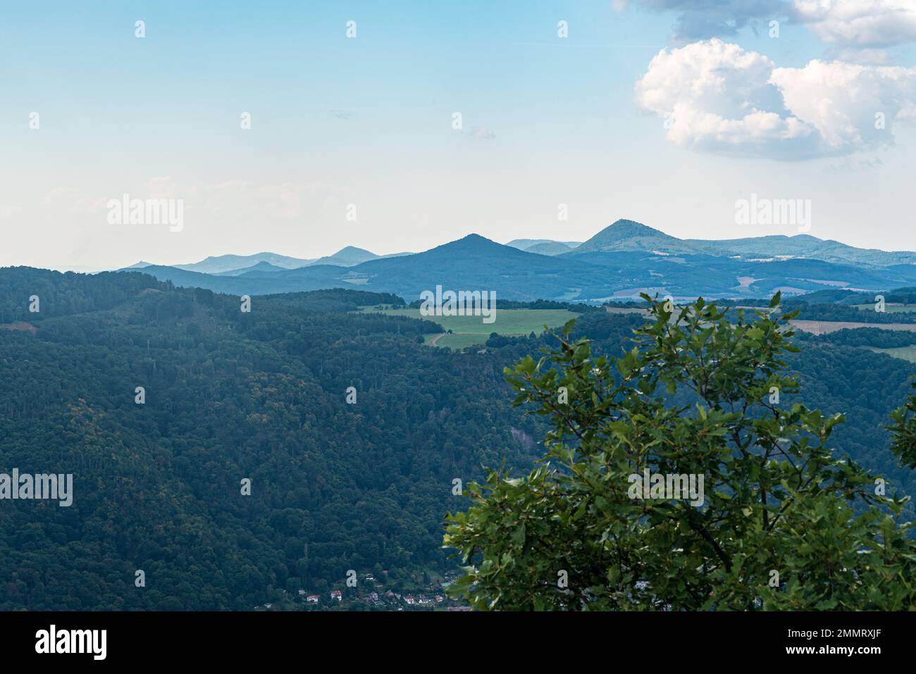 Les collines de Ceske strepdohori depuis la colline Vysoky Ostry près de la ville d'Usti nad Labem en République tchèque pendant une belle journée d'été Banque D'Images
