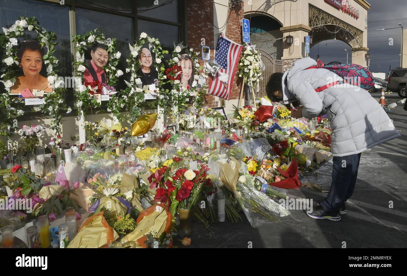 Monterey Park, États-Unis. 29th janvier 2023. Une femme se penche devant des portraits de Monterey Park qui ont tué des victimes lors d'une célébration du nouvel an lunaire, alors que les résidents de la communauté Alhambra-Monterey Park continuent de pleurer au studio de danse Star Ballroom à Monterey Park, en Californie, dimanche, 29 janvier 2023. Photo de Jim Ruymen/UPI crédit: UPI/Alay Live News Banque D'Images