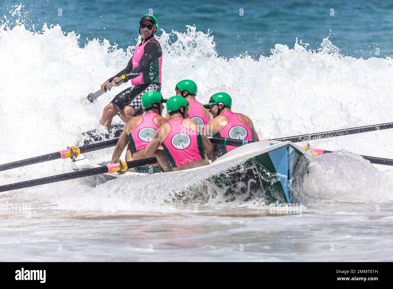 Sydney Northern Beaches Surfboat Carnival à North Narrabee Beach, Palm Beach SLSC hommes équipage de rangée vers la rive au-dessus des vagues de l'océan, Sydney, NSW, Aus Banque D'Images