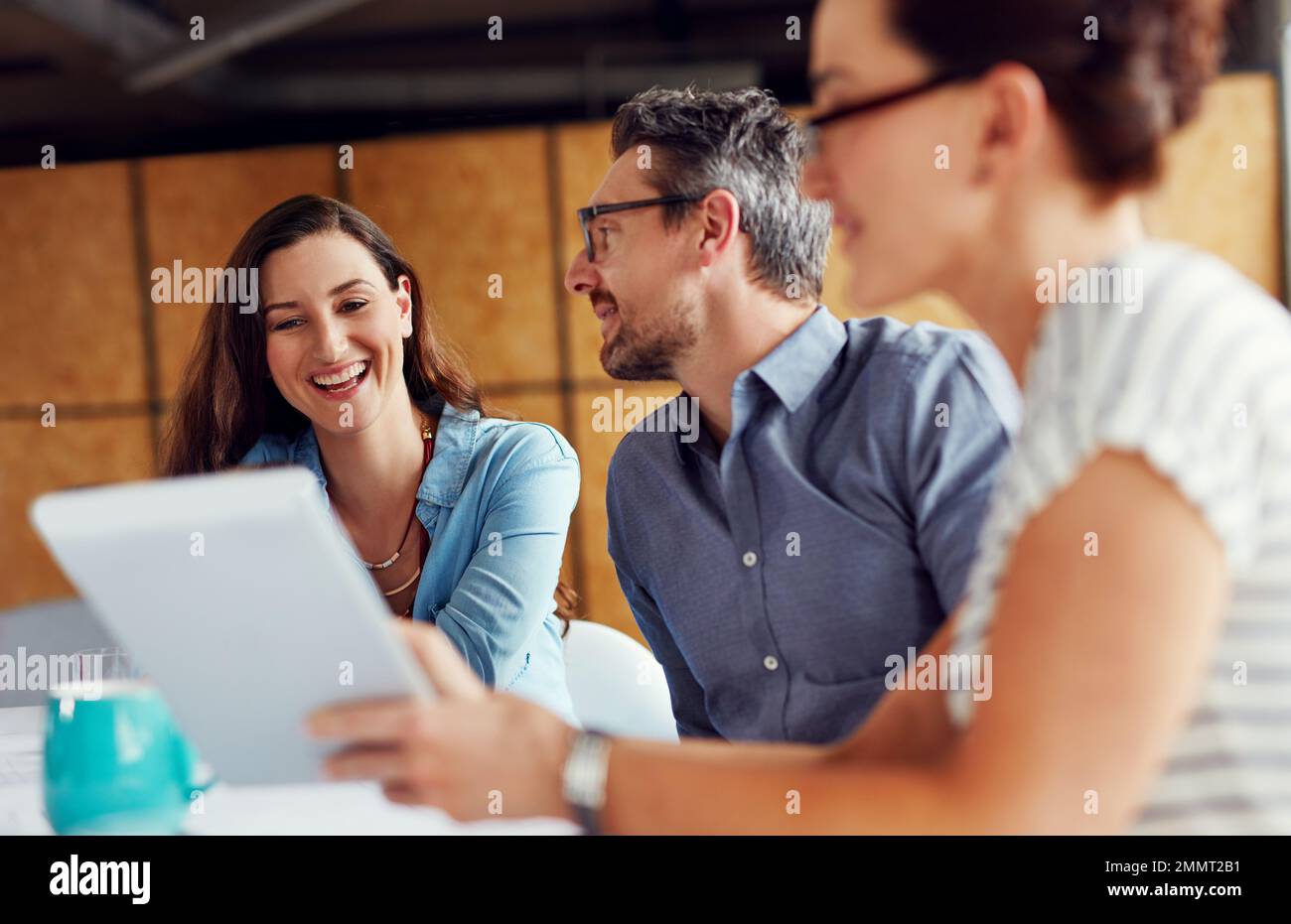 Faire des tombeaux de succès aujourd'hui. Un groupe de collègues ayant une réunion dans un bureau ouvert plan. Banque D'Images