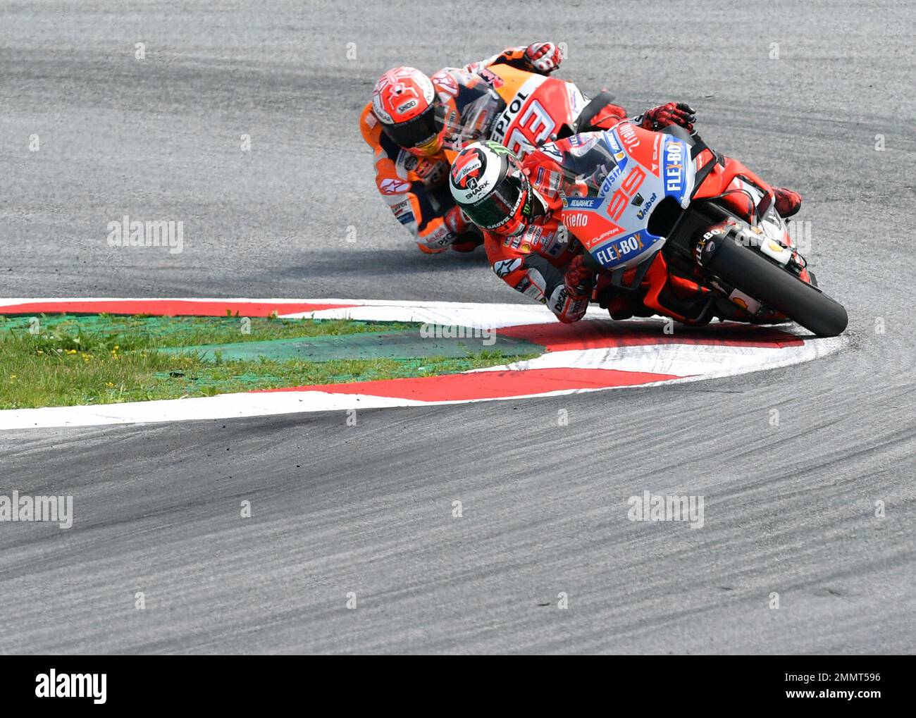 Spain's rider Jorge Lorenzo of the Ducati Team steers his motorcycle followed by Spain's rider Marc Marquez of the Repsol Honda Team during the MotoGP race at the Austrian motorcycle Grand Prix at the Red Bull Ring in Spielberg, Austria, Sunday, Aug. 12, 2018. (AP Photo/Kerstin Joensson) Banque D'Images
