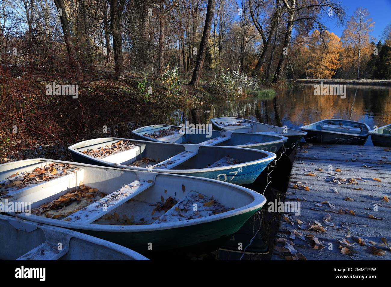 Bateaux entre la rive et la jetée à la station de bateaux en automne Banque D'Images