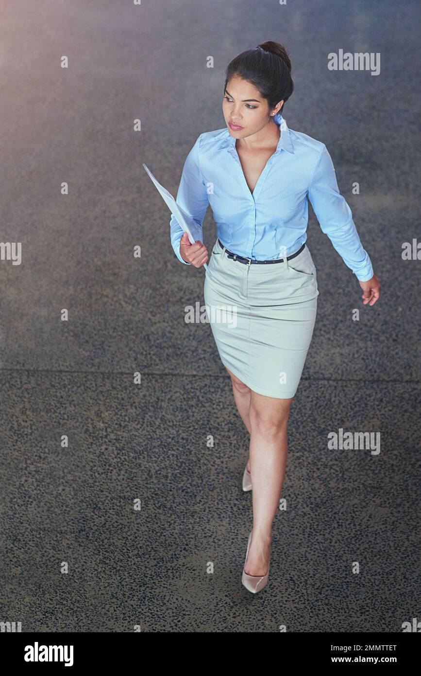 La femme de carrière ultime. Photo en grand angle d'une jeune femme d'affaires confiante qui traverse un bureau. Banque D'Images