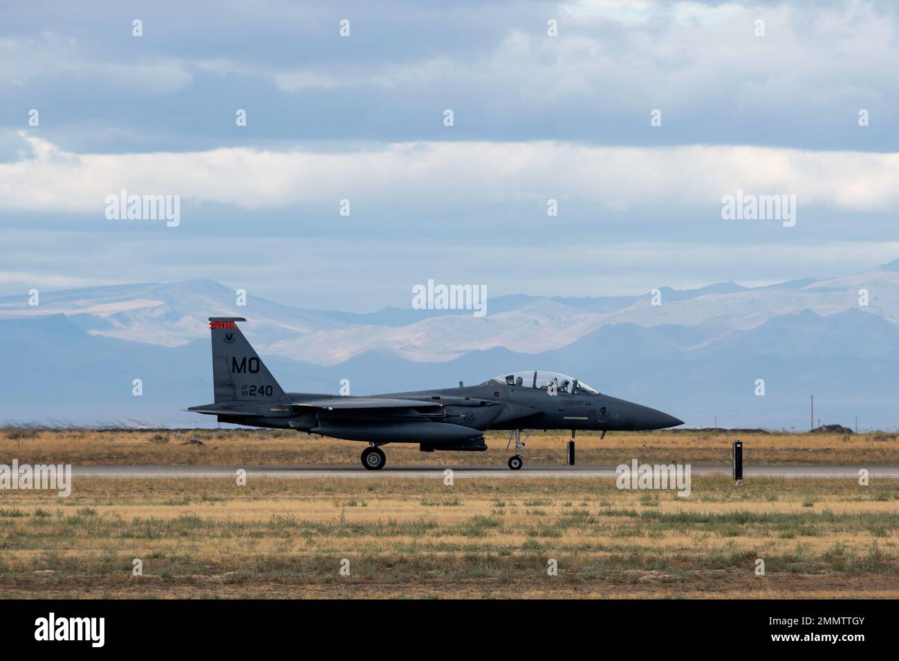 US Air Force F-15E Strike Eagle taxis sur la ligne de vol pendant une mission d'entraînement de routine à la base aérienne de Mountain Home, Idaho, 22 septembre 2022. Les pilotes utilisent l'entraînement continu pour maintenir et perfectionner leurs compétences de combat air-air et air-sol. Banque D'Images