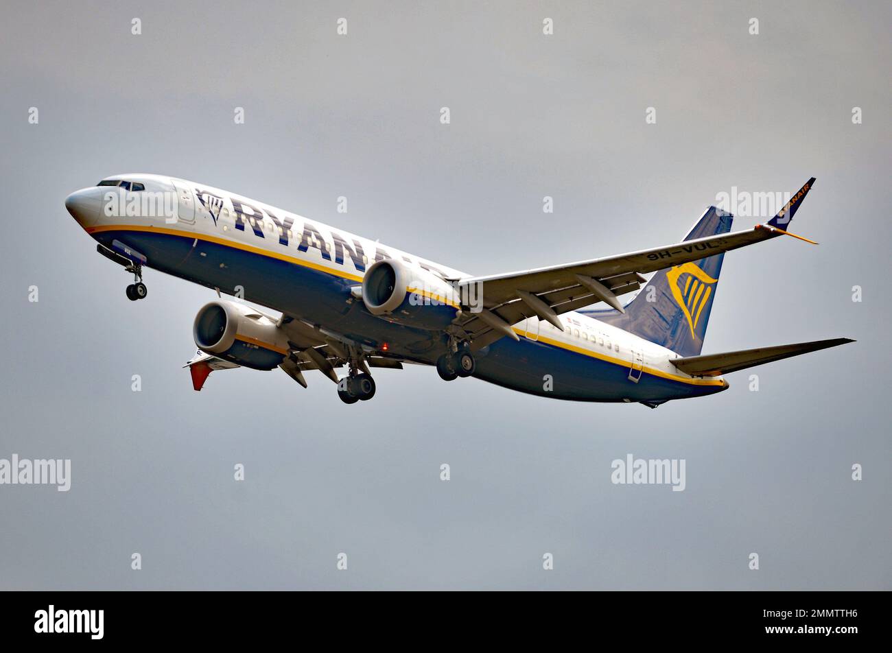 Photo de dossier datée du 02/09/22 d'un avion de ligne Ryanair Boeing 737 MAX 8-200 (9H-VUL), la compagnie aérienne à budget a enregistré des bénéfices de 211 millions d'euros (£185 millions) au cours des trois derniers mois, presque tripler ses bénéfices pour la même période pré-Covid. Banque D'Images