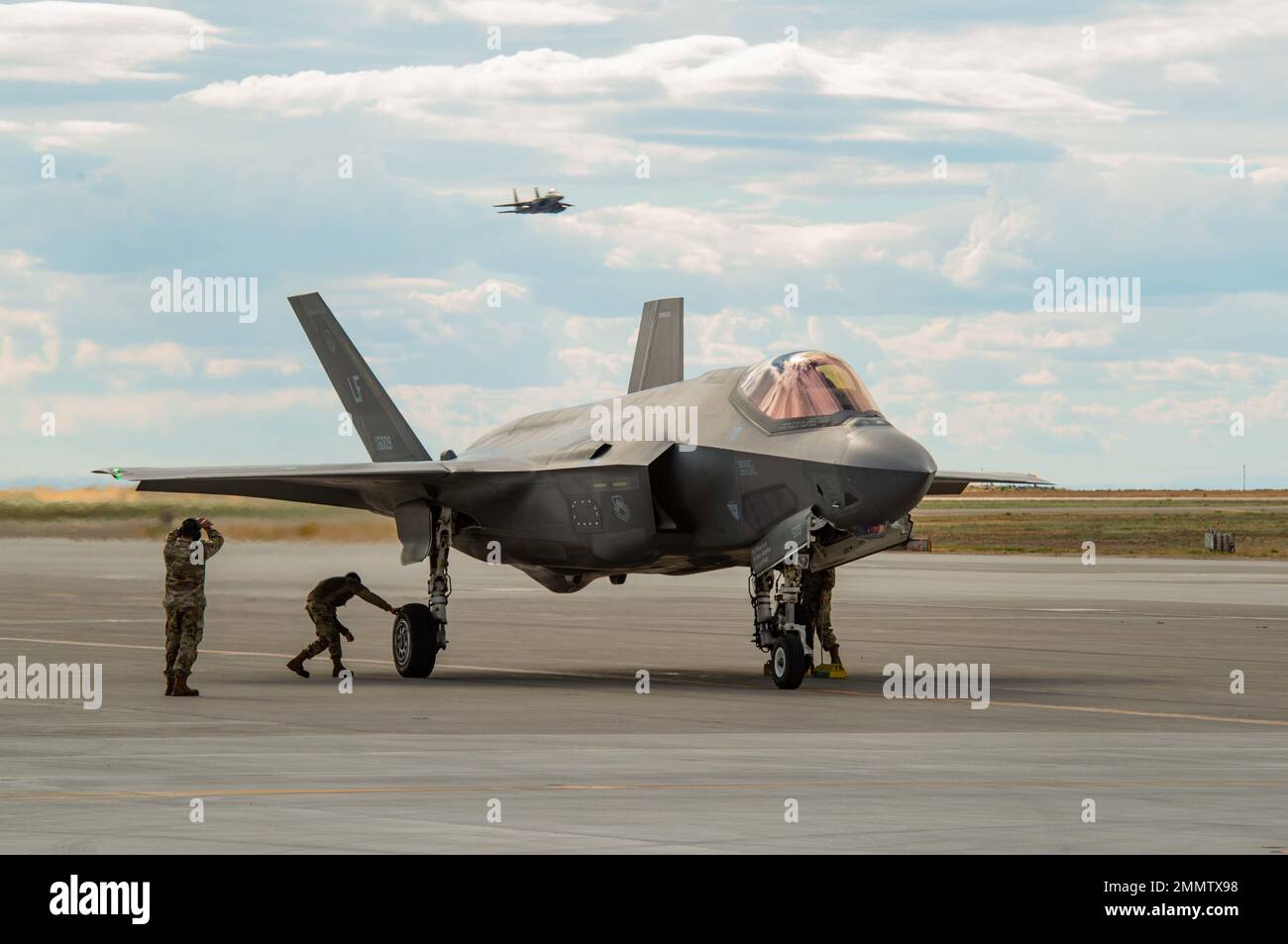 A ÉTATS-UNIS Force aérienne F-15E Strike Eagle vole alors qu'un F-35A Lightning II termine son vol à la base aérienne de Mountain Home, Idaho, 22 septembre 2022. Les manèges de Capstone consistent en des tactiques air-air et air-sol pendant la même sortie. Banque D'Images