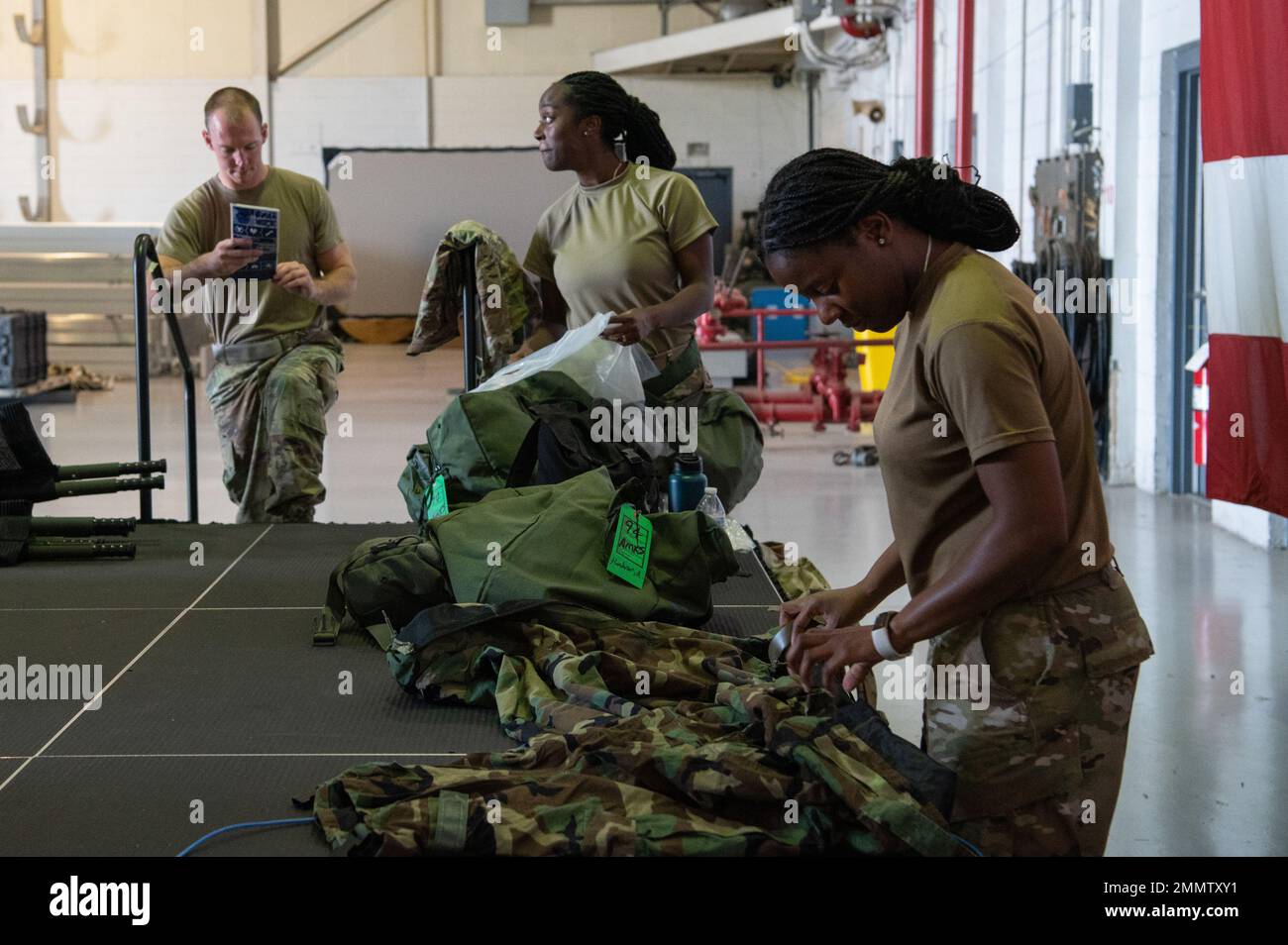 Les membres du 94th e Escadron de maintenance et du 94th e Escadron de maintenance préparent des engins de protection axés sur la mission lors d’un exercice à la base de réserve aérienne Dobbins, en Géorgie, le 22 septembre 2022. Dobbins ARB a organisé, coordonné et participé à un exercice à l'échelle de la base, appelé Forces unies 22-01, du 19-25 septembre pour tester les capacités de préparation. Banque D'Images