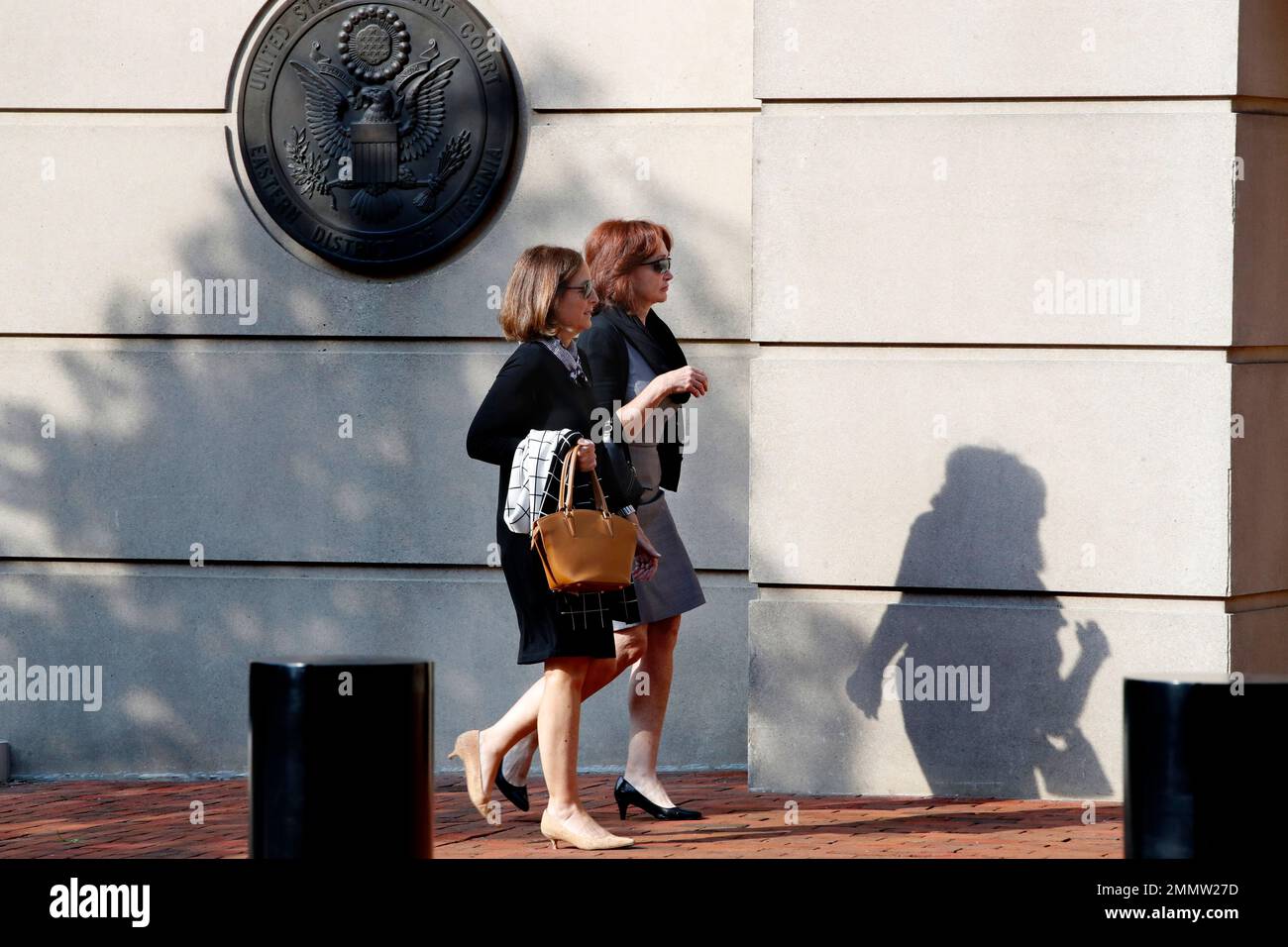 Kathleen Manafort, right, wife of Paul Manafort, arrives to attend the trial of former Trump campaign chairman Paul Manafort as it continues in federal court in Alexandria, Va., Tuesday, Aug. 7, 2018. (AP Photo/Jacquelyn Martin) Banque D'Images