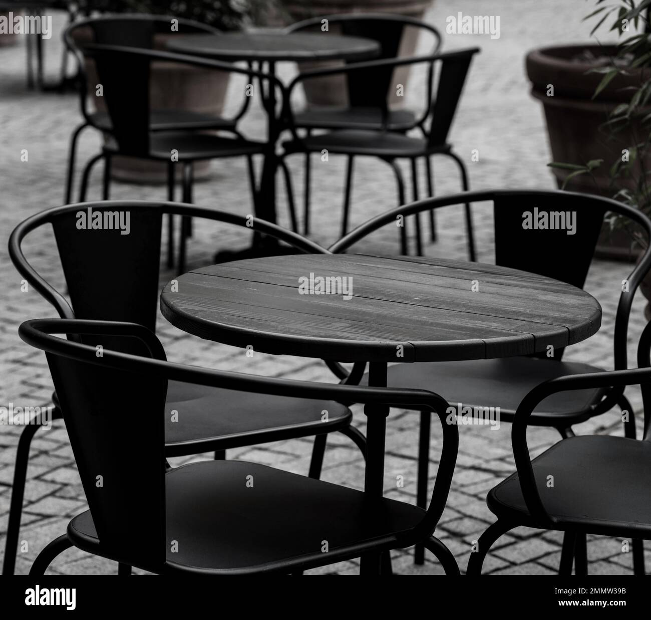 vider les tables et les chaises noires du restaurant. terrasse du bistro dans la rue Banque D'Images