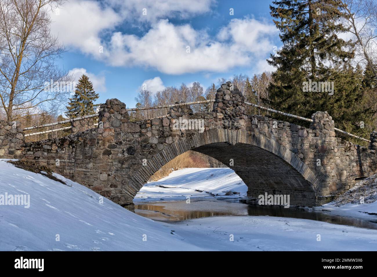 Ancien pont de pierre à une arche au début du printemps (Pavlovsk, Saint-Pétersbourg, Russie) Banque D'Images