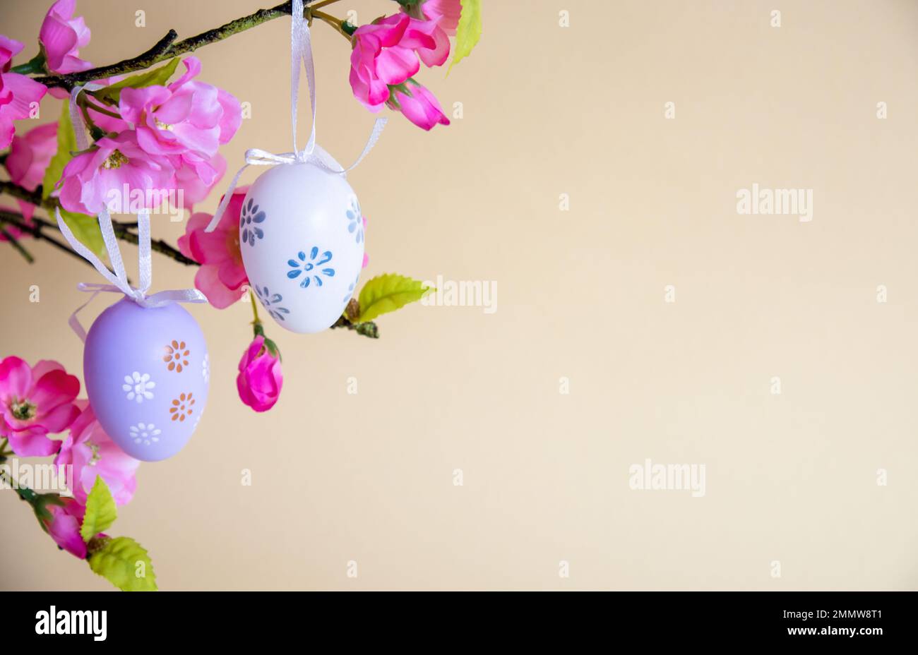 Décoration d'œuf de Pâques avec bouquet de fleurs, espace de copie pour  texte gratuit Photo Stock - Alamy