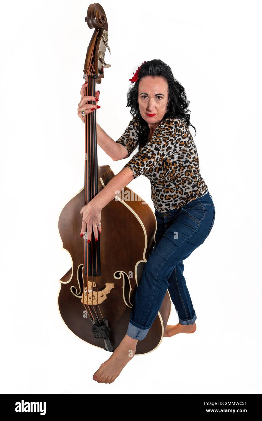 femme d'âge moyen avec une double basse sur fond blanc en studio Banque D'Images