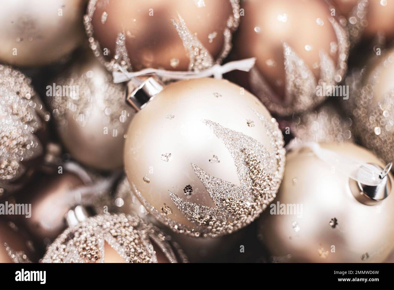 boule de noël mate avec perles gros plan, jouet arbre Banque D'Images