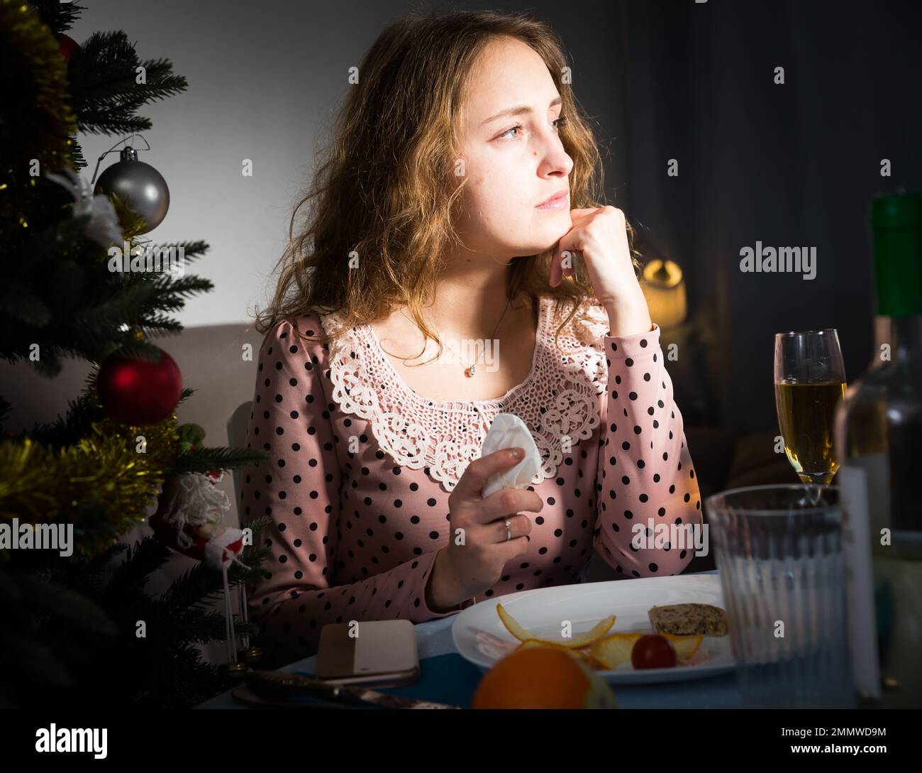 Femme triste est ennuyeux avec champagne dans la nuit du Nouvel An Banque D'Images