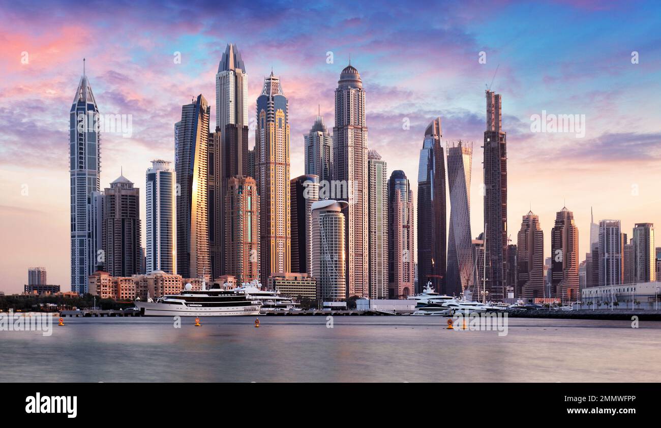 Horizon de Dubaï - gratte-ciel de Marina à un lever de soleil spectaculaire, Émirats arabes Unis Banque D'Images